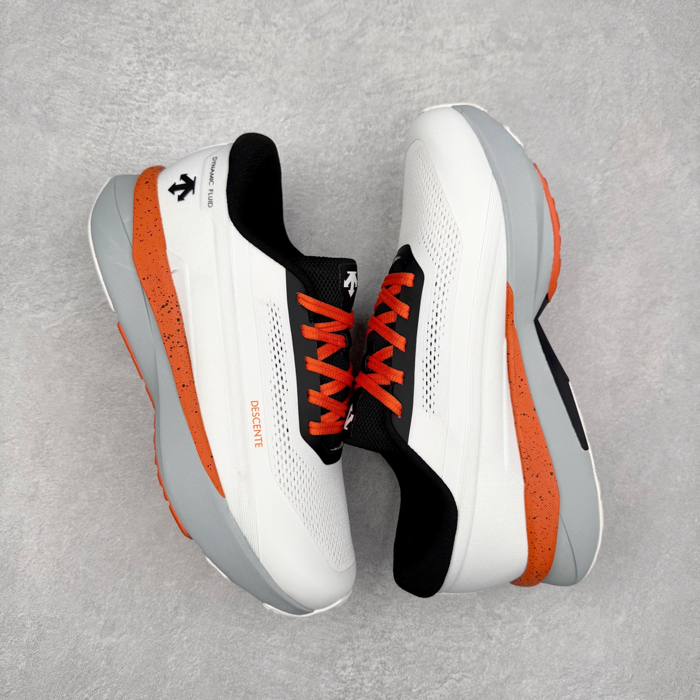 图片[3]-DESCENTE DFLUID2.0 迪桑特时尚舒适百搭减震透气支撑 低帮跑步鞋 DESCENTE（迪桑特）创立于1935年，品牌名取自法语词汇，意为“滑降”。品牌箭头标识代表滑雪的三种技术“高速直线滑行”、“穿越”和“侧滑”，也寓意品牌在打造高端专业运动产品中不断追求完美的创新精神，致力于成为中国高端专业滑雪、综训、女子、铁人三项、高尔夫的第一品牌。实拍调校N版已经零色差零失真 百分百还原实物色彩所见即所得 不存在货不对板色差等低级问题 选购参考实物拍摄 不混卖不参货 只用心做好货严格选品 承诺混一赔十 尺码：36 36.5 37.5 38 38.5 39 40 40.5 41 42 42.5 43 44 44.5 45-选品中心