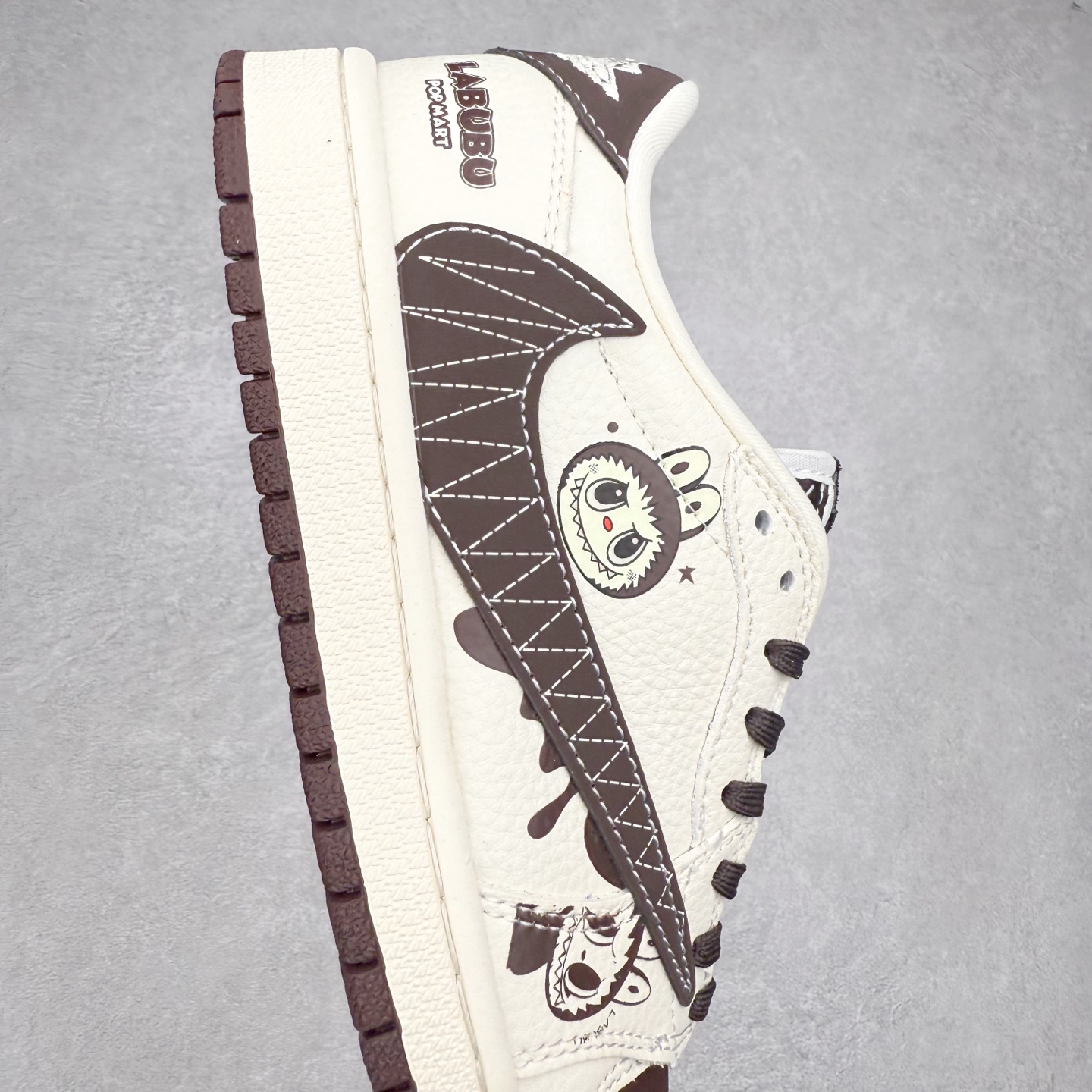 图片[6]-TS x Air Jordan AJ1 Low 倒钩低帮联名定制配色 XS2025-051 原厂内置气垫魔块 A模大底 头层小牛皮 鞋舌AJ原厂专用牛津布+AJ专用反口珍珠布+原厂无杂质高弹内里海棉+特殊封边弹力鞋带 实拍调校N版已经零色差零失真 百分百还原实物色彩所见即所得 不存在货不对板色差等低级问题 选购参考实物拍摄 不混卖不参货 只用心做好货严格选品 承诺混一赔十 尺码：36 36.5 37.5 38 38.5 39 40 40.5 41 42 42.5 43 44 44.5 45-选品中心