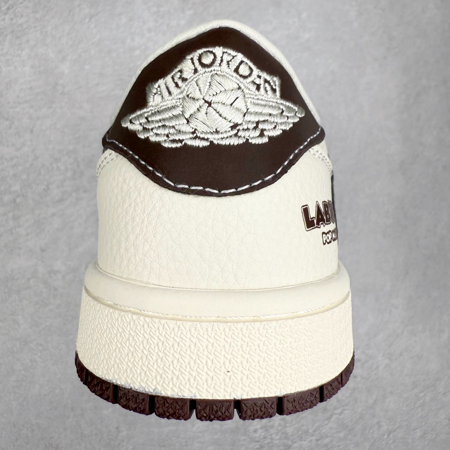 图片[8]-TS x Air Jordan AJ1 Low 倒钩低帮联名定制配色 XS2025-051 原厂内置气垫魔块 A模大底 头层小牛皮 鞋舌AJ原厂专用牛津布+AJ专用反口珍珠布+原厂无杂质高弹内里海棉+特殊封边弹力鞋带 实拍调校N版已经零色差零失真 百分百还原实物色彩所见即所得 不存在货不对板色差等低级问题 选购参考实物拍摄 不混卖不参货 只用心做好货严格选品 承诺混一赔十 尺码：36 36.5 37.5 38 38.5 39 40 40.5 41 42 42.5 43 44 44.5 45-选品中心