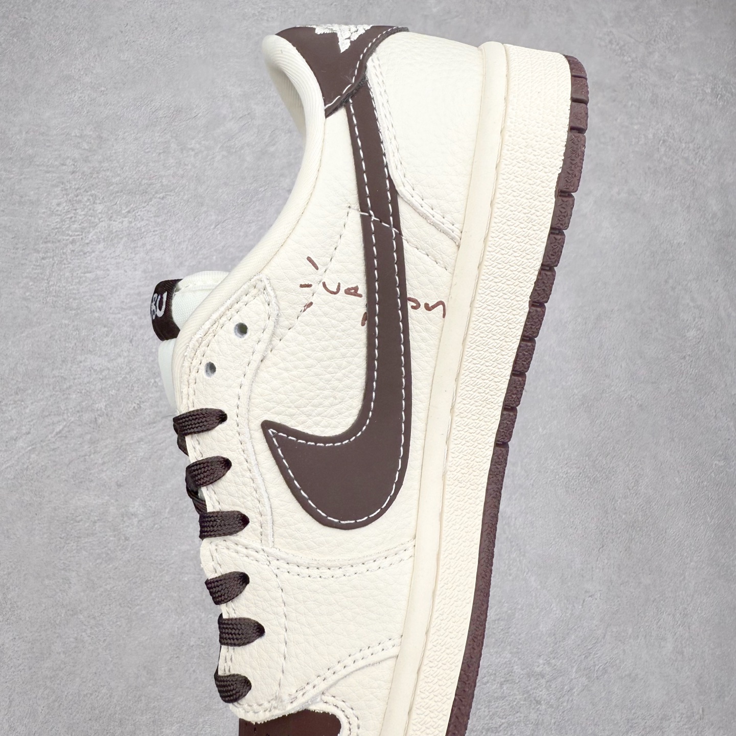 图片[7]-TS x Air Jordan AJ1 Low 倒钩低帮联名定制配色 XS2025-051 原厂内置气垫魔块 A模大底 头层小牛皮 鞋舌AJ原厂专用牛津布+AJ专用反口珍珠布+原厂无杂质高弹内里海棉+特殊封边弹力鞋带 实拍调校N版已经零色差零失真 百分百还原实物色彩所见即所得 不存在货不对板色差等低级问题 选购参考实物拍摄 不混卖不参货 只用心做好货严格选品 承诺混一赔十 尺码：36 36.5 37.5 38 38.5 39 40 40.5 41 42 42.5 43 44 44.5 45-选品中心