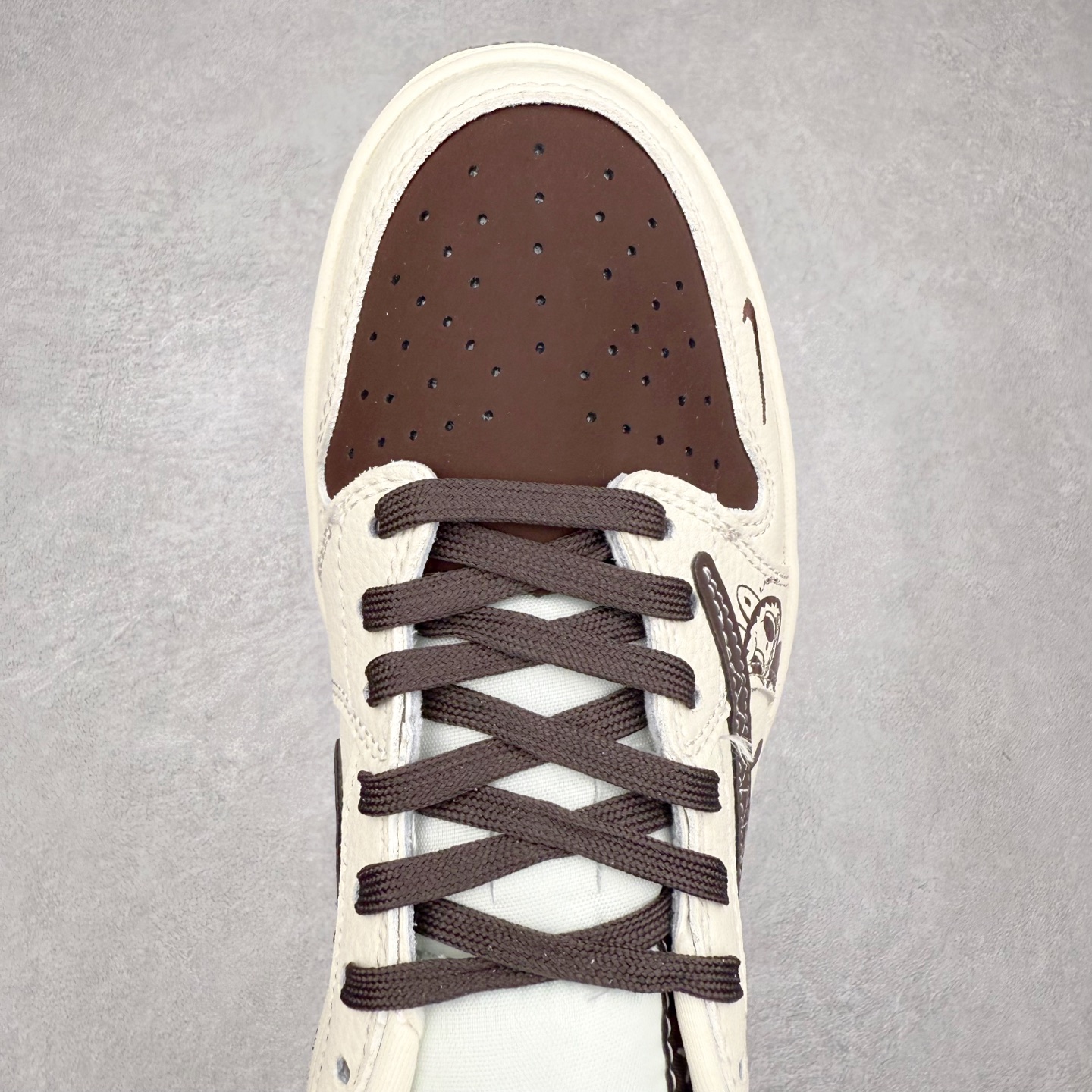 图片[4]-TS x Air Jordan AJ1 Low 倒钩低帮联名定制配色 XS2025-051 原厂内置气垫魔块 A模大底 头层小牛皮 鞋舌AJ原厂专用牛津布+AJ专用反口珍珠布+原厂无杂质高弹内里海棉+特殊封边弹力鞋带 实拍调校N版已经零色差零失真 百分百还原实物色彩所见即所得 不存在货不对板色差等低级问题 选购参考实物拍摄 不混卖不参货 只用心做好货严格选品 承诺混一赔十 尺码：36 36.5 37.5 38 38.5 39 40 40.5 41 42 42.5 43 44 44.5 45-选品中心