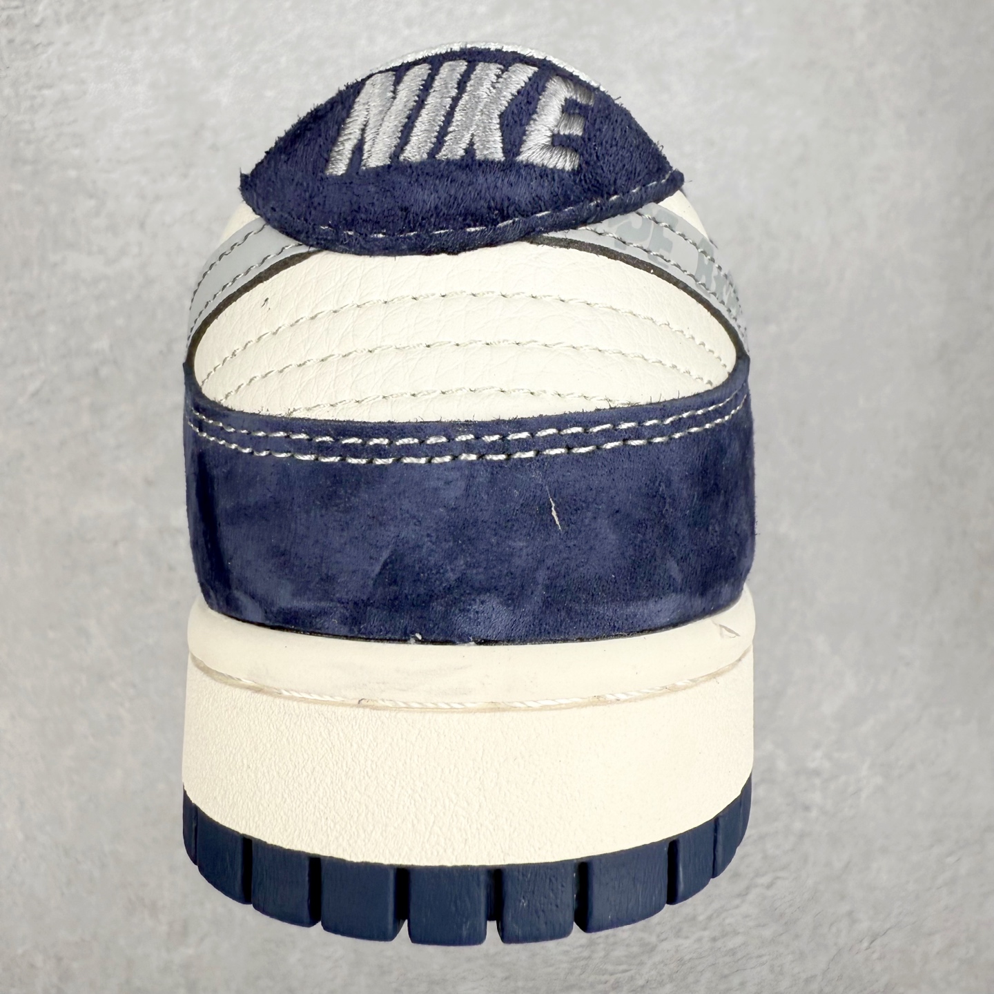 图片[8]-NK Dunk Low 定制配色 XY1688-008 大厂出品 极力推荐 原装头层材料 独家版型蒸餾加工帶來的是更好的视觉和脚感体验大厂纯原品质出货 清洁度 电绣工艺 皮料切割干净无任何毛边 细节完美 实拍调校N版已经零色差零失真 百分百还原实物色彩所见即所得 不存在货不对板色差等低级问题 选购参考实物拍摄 不混卖不参货 只用心做好货严格选品 承诺混一赔十 尺码：36 36.5 37.5 38 38.5 39 40 40.5 41 42 42.5 43 44 44.5 45-选品中心