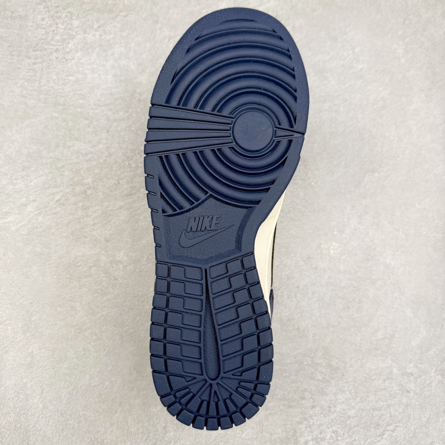 图片[9]-NK Dunk Low 定制配色 XY1688-008 大厂出品 极力推荐 原装头层材料 独家版型蒸餾加工帶來的是更好的视觉和脚感体验大厂纯原品质出货 清洁度 电绣工艺 皮料切割干净无任何毛边 细节完美 实拍调校N版已经零色差零失真 百分百还原实物色彩所见即所得 不存在货不对板色差等低级问题 选购参考实物拍摄 不混卖不参货 只用心做好货严格选品 承诺混一赔十 尺码：36 36.5 37.5 38 38.5 39 40 40.5 41 42 42.5 43 44 44.5 45-选品中心