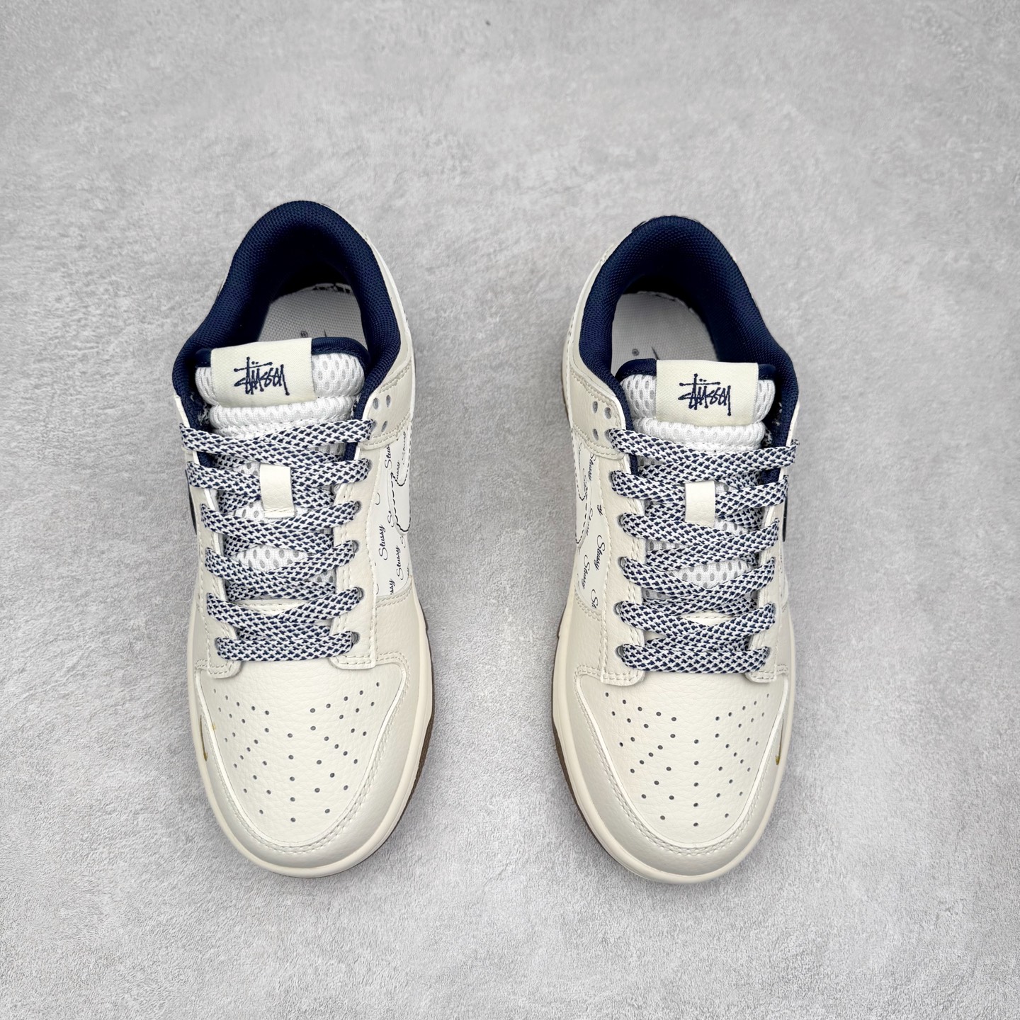 图片[2]-NK Dunk Low 定制配色 XY1688-011 大厂出品 极力推荐 原装头层材料 独家版型蒸餾加工帶來的是更好的视觉和脚感体验大厂纯原品质出货 清洁度 电绣工艺 皮料切割干净无任何毛边 细节完美 实拍调校N版已经零色差零失真 百分百还原实物色彩所见即所得 不存在货不对板色差等低级问题 选购参考实物拍摄 不混卖不参货 只用心做好货严格选品 承诺混一赔十 尺码：36 36.5 37.5 38 38.5 39 40 40.5 41 42 42.5 43 44 44.5 45-选品中心