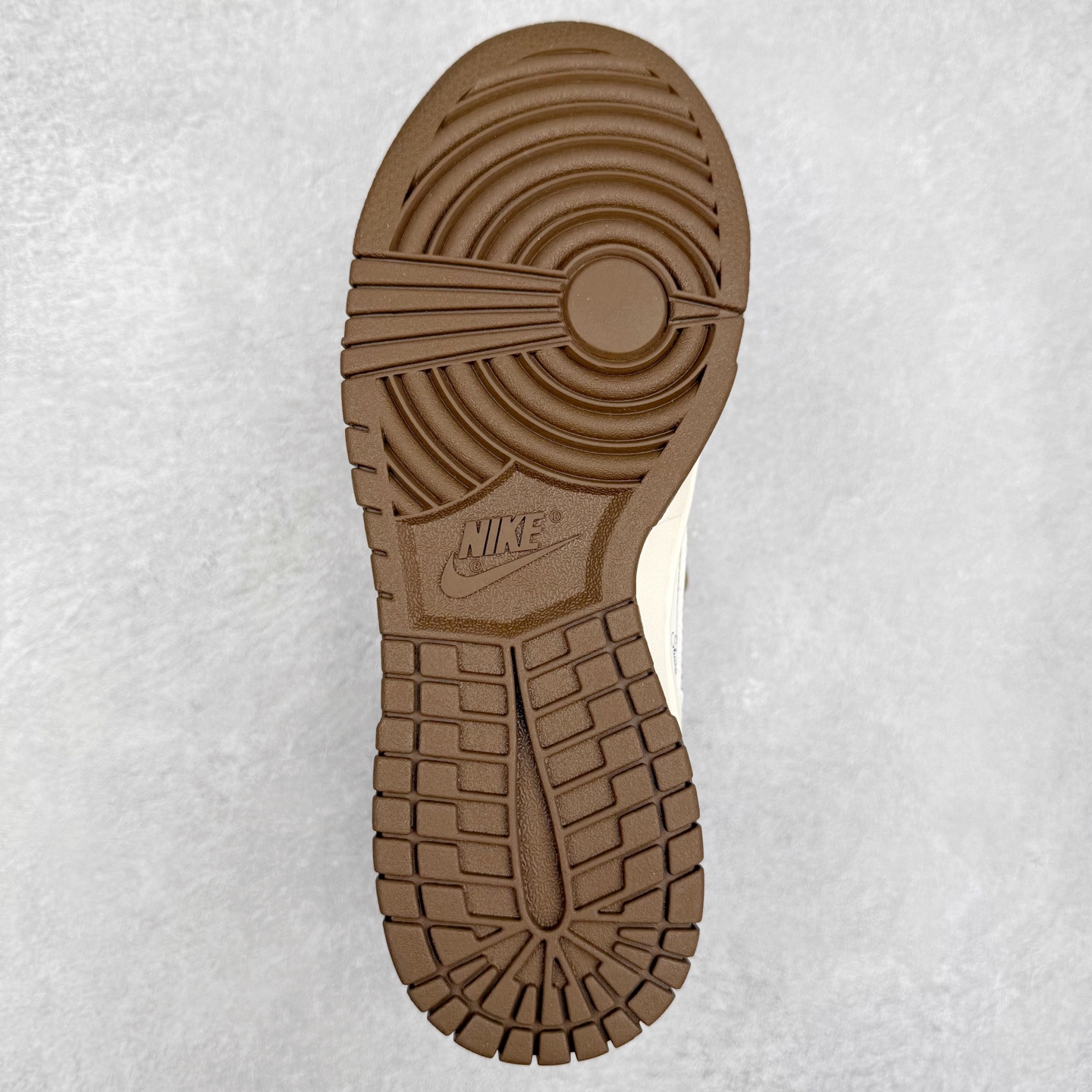 图片[9]-NK Dunk Low 定制配色 XY1688-011 大厂出品 极力推荐 原装头层材料 独家版型蒸餾加工帶來的是更好的视觉和脚感体验大厂纯原品质出货 清洁度 电绣工艺 皮料切割干净无任何毛边 细节完美 实拍调校N版已经零色差零失真 百分百还原实物色彩所见即所得 不存在货不对板色差等低级问题 选购参考实物拍摄 不混卖不参货 只用心做好货严格选品 承诺混一赔十 尺码：36 36.5 37.5 38 38.5 39 40 40.5 41 42 42.5 43 44 44.5 45-选品中心