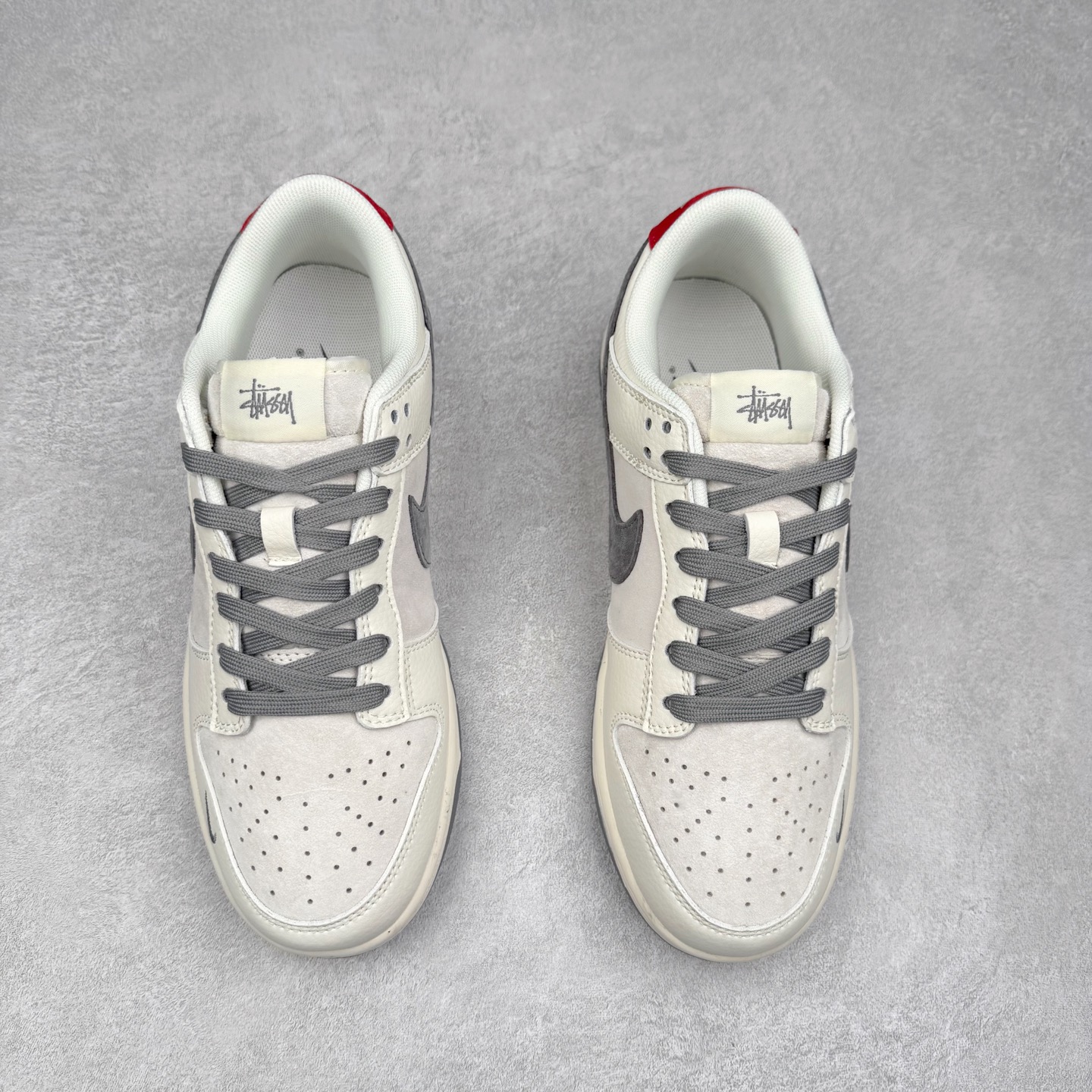 图片[2]-NK Dunk Low 定制配色 XY1688-015 大厂出品 极力推荐 原装头层材料 独家版型蒸餾加工帶來的是更好的视觉和脚感体验大厂纯原品质出货 清洁度 电绣工艺 皮料切割干净无任何毛边 细节完美 实拍调校N版已经零色差零失真 百分百还原实物色彩所见即所得 不存在货不对板色差等低级问题 选购参考实物拍摄 不混卖不参货 只用心做好货严格选品 承诺混一赔十 尺码：36 36.5 37.5 38 38.5 39 40 40.5 41 42 42.5 43 44 44.5 45-选品中心