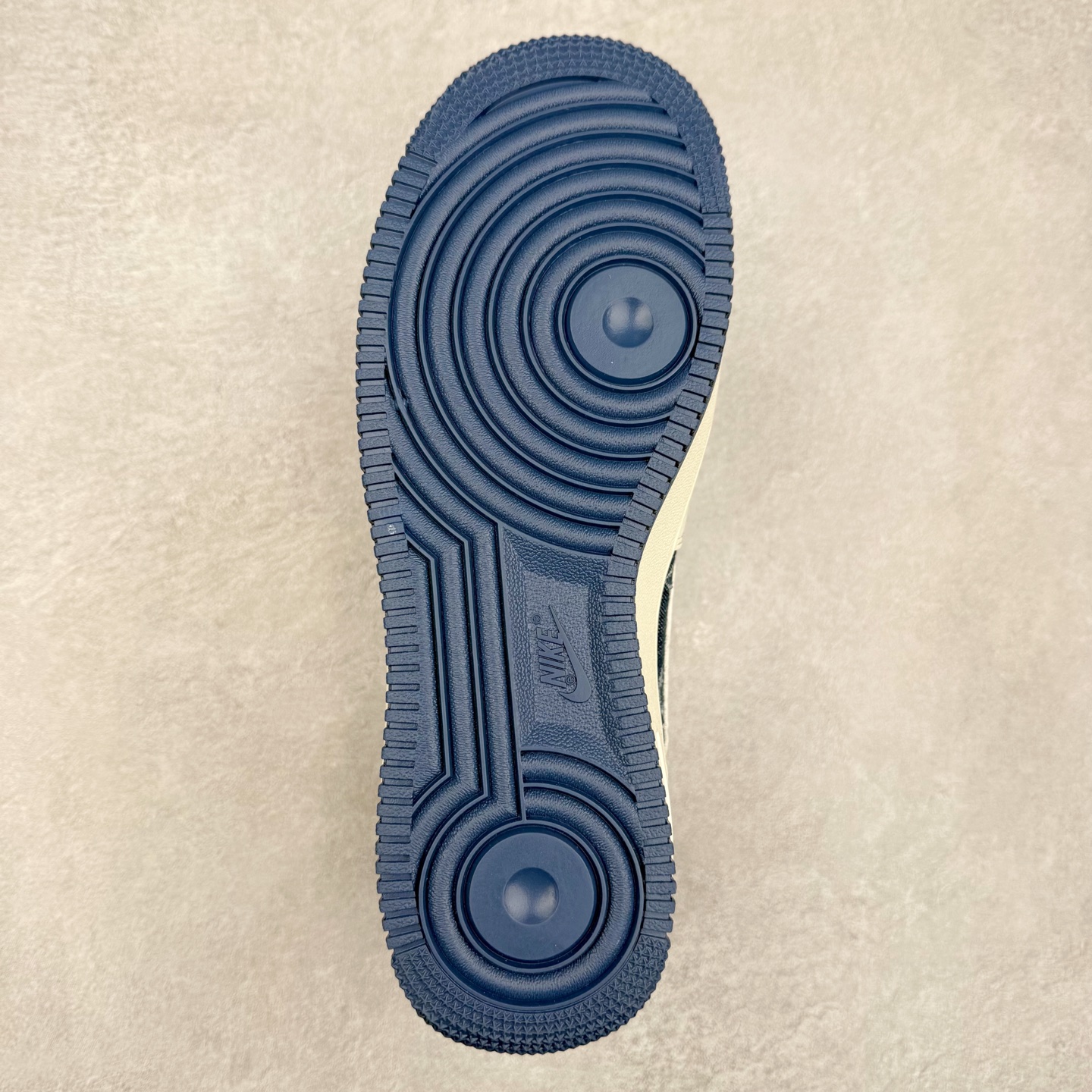 图片[9]-NK Air Force 1´07 Low 空军一号低帮百搭休闲运动板鞋 SC9207-536 柔软、弹性十足的缓震性能和出色的中底设计 横跨复古与现代的外型结合 造就出风靡全球 三十多年的Force 1 直到今天还深受青睐 实拍调校N版已经零色差零失真 百分百还原实物色彩所见即所得 不存在货不对板色差等低级问题 选购参考实物拍摄 不混卖不参货 只用心做好货严格选品 承诺混一赔十 尺码：36 36.5 37.5 38 38.5 39 40 40.5 41 42 42.5 43 44 44.5 45-选品中心