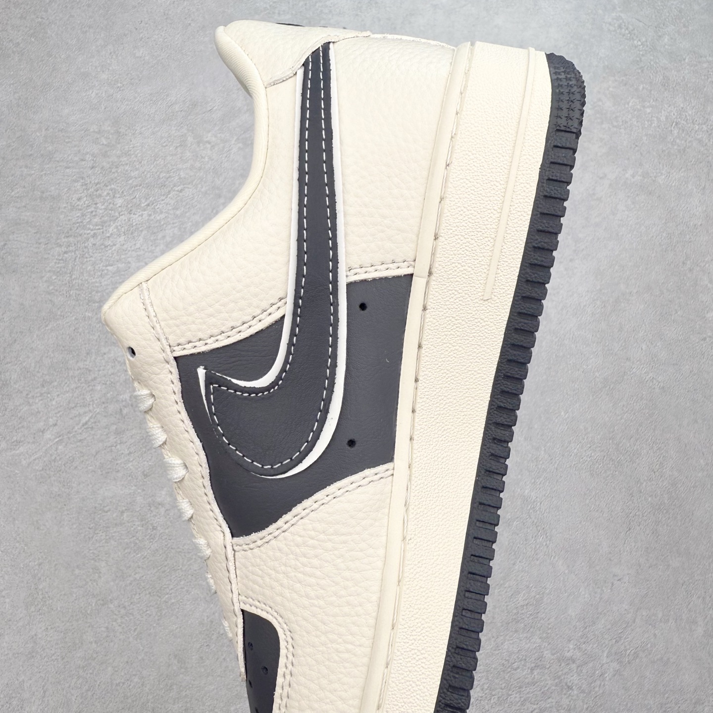 图片[7]-NK Air Force 1´07 Low 空军一号低帮百搭休闲运动板鞋 XL1978-103 柔软、弹性十足的缓震性能和出色的中底设计 横跨复古与现代的外型结合 造就出风靡全球 三十多年的Force 1 直到今天还深受青睐 实拍调校N版已经零色差零失真 百分百还原实物色彩所见即所得 不存在货不对板色差等低级问题 选购参考实物拍摄 不混卖不参货 只用心做好货严格选品 承诺混一赔十 尺码：36 36.5 37.5 38 38.5 39 40 40.5 41 42 42.5 43 44 44.5 45-选品中心