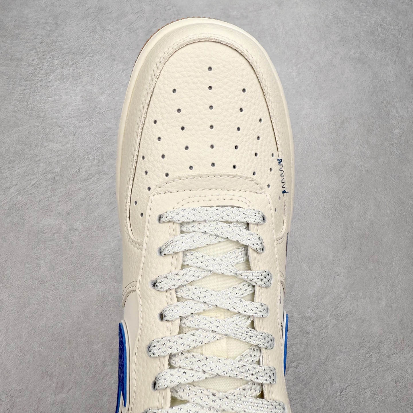 图片[4]-NK Air Force 1´07 Low 空军一号低帮百搭休闲运动板鞋 KJ1688-006 柔软、弹性十足的缓震性能和出色的中底设计 横跨复古与现代的外型结合 造就出风靡全球 三十多年的Force 1 直到今天还深受青睐 实拍调校N版已经零色差零失真 百分百还原实物色彩所见即所得 不存在货不对板色差等低级问题 选购参考实物拍摄 不混卖不参货 只用心做好货严格选品 承诺混一赔十 尺码：36 36.5 37.5 38 38.5 39 40 40.5 41 42 42.5 43 44 44.5 45-选品中心