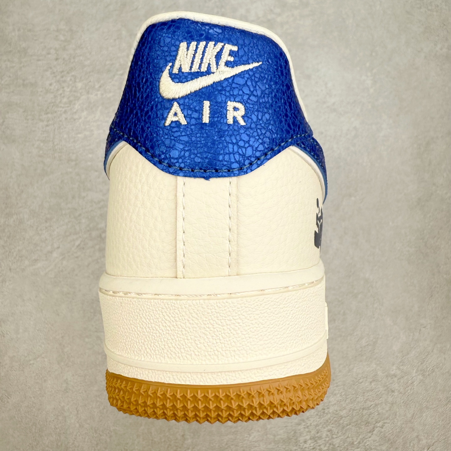 图片[8]-NK Air Force 1´07 Low 空军一号低帮百搭休闲运动板鞋 KJ1688-006 柔软、弹性十足的缓震性能和出色的中底设计 横跨复古与现代的外型结合 造就出风靡全球 三十多年的Force 1 直到今天还深受青睐 实拍调校N版已经零色差零失真 百分百还原实物色彩所见即所得 不存在货不对板色差等低级问题 选购参考实物拍摄 不混卖不参货 只用心做好货严格选品 承诺混一赔十 尺码：36 36.5 37.5 38 38.5 39 40 40.5 41 42 42.5 43 44 44.5 45-选品中心