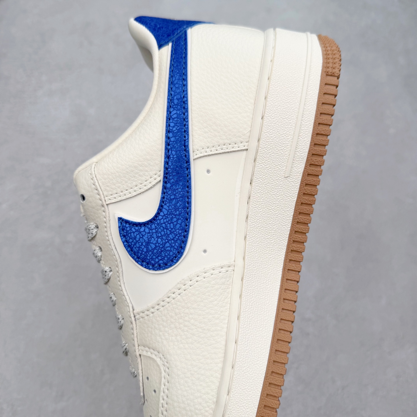 图片[7]-NK Air Force 1´07 Low 空军一号低帮百搭休闲运动板鞋 KJ1688-006 柔软、弹性十足的缓震性能和出色的中底设计 横跨复古与现代的外型结合 造就出风靡全球 三十多年的Force 1 直到今天还深受青睐 实拍调校N版已经零色差零失真 百分百还原实物色彩所见即所得 不存在货不对板色差等低级问题 选购参考实物拍摄 不混卖不参货 只用心做好货严格选品 承诺混一赔十 尺码：36 36.5 37.5 38 38.5 39 40 40.5 41 42 42.5 43 44 44.5 45-选品中心