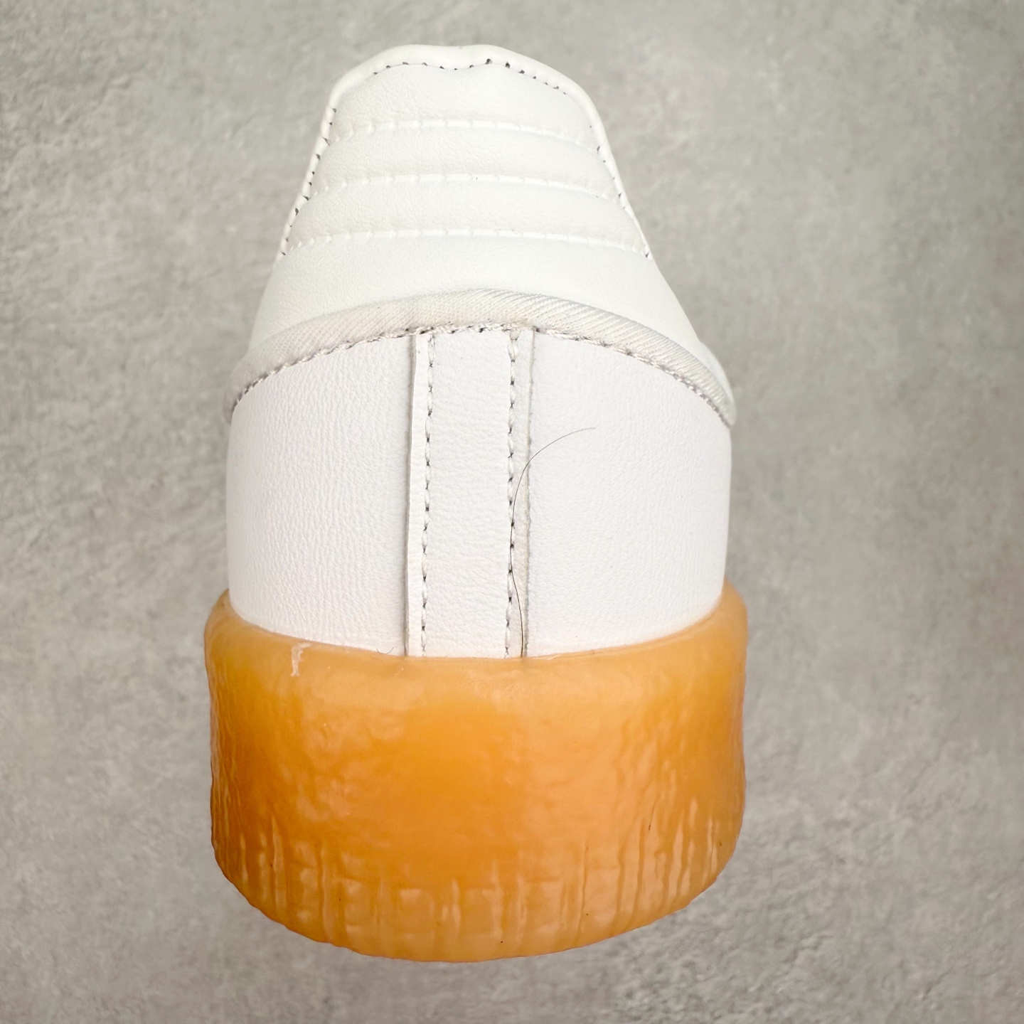 图片[8]-AD Samba XLG 桑巴舞加大厚底版系列德训风百搭松糕休闲运动板鞋生胶底 JP5609 自Originals Samba成功借势Blokecore风潮一跃成为街头巷尾的焦点鞋款后,不论是围绕Samba本身打造的各式「变种版本」,还是以Samba为蓝本打造联名鞋款,都成为了时尚潮流人士日常穿搭首选。Samba XLG是adidas Originals不断扩展XLG系列的一部分,旨在与年轻文化相契合,迎合那些希望通过个性时尚表达自我而不愿牺牲舒适度的年轻群体。街头时尚领域的Gen Z特别偏爱宽松的穿着风格。Samba XLG针对这一点做了创新。它在延续Samba OG经典设计的基础上,迎合年轻群体的穿着习惯,重塑为宽大的鞋身比例轮廓以及加厚中底,让消费者轻松展示自己独特的风格。全新的Samba XLG系列不仅迎合了当下年轻群体的穿搭习惯,加宽了鞋身比例以及将中底进一步增厚,在视觉比例上更加饱满,同时还保留了经典Samba的细节,这样一来,鞋迷朋友在穿搭上不仅能更加个性化,而且还能延续一定的复古感受。尺码：36 36⅔ 37⅓ 38 38⅔ 39⅓ 40 40⅔ 41⅓ 42 42⅔ 43⅓ 44 45-选品中心