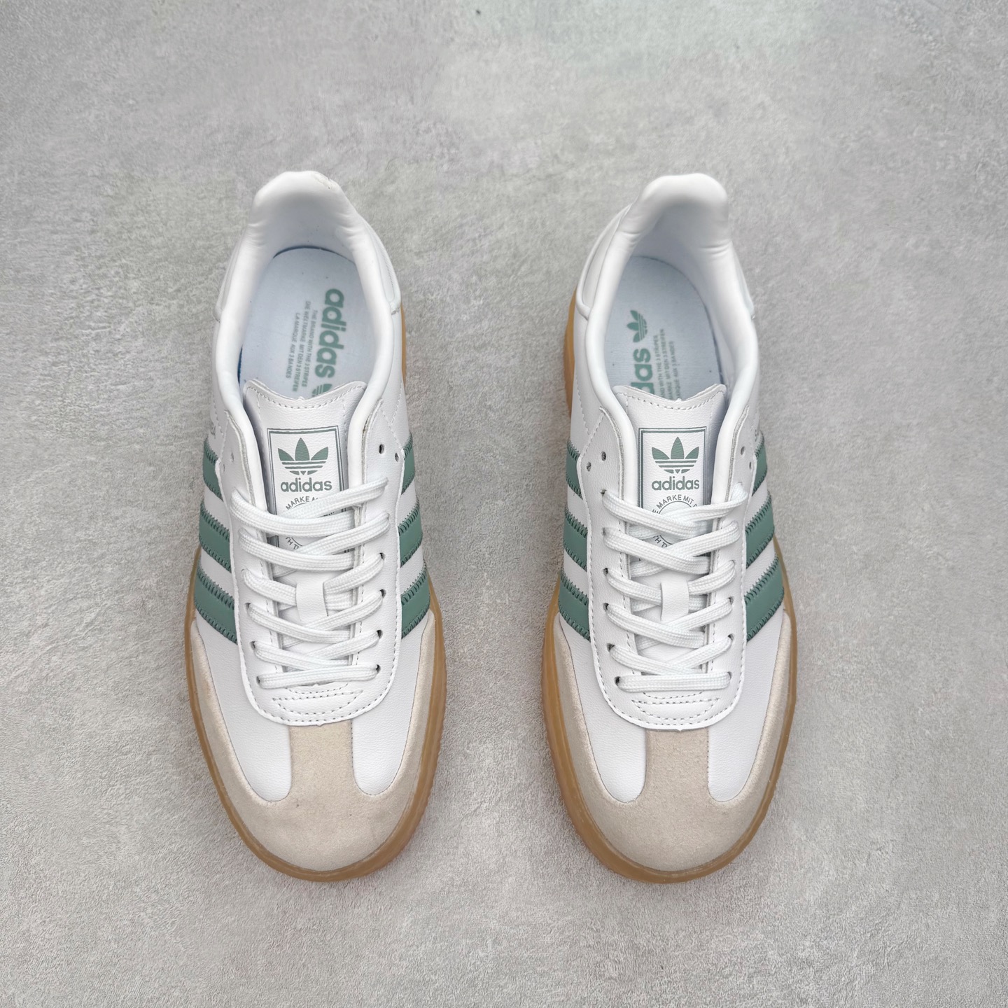 图片[2]-AD Samba XLG 桑巴舞加大厚底版系列德训风百搭松糕休闲运动板鞋生胶底 JP5609 自Originals Samba成功借势Blokecore风潮一跃成为街头巷尾的焦点鞋款后,不论是围绕Samba本身打造的各式「变种版本」,还是以Samba为蓝本打造联名鞋款,都成为了时尚潮流人士日常穿搭首选。Samba XLG是adidas Originals不断扩展XLG系列的一部分,旨在与年轻文化相契合,迎合那些希望通过个性时尚表达自我而不愿牺牲舒适度的年轻群体。街头时尚领域的Gen Z特别偏爱宽松的穿着风格。Samba XLG针对这一点做了创新。它在延续Samba OG经典设计的基础上,迎合年轻群体的穿着习惯,重塑为宽大的鞋身比例轮廓以及加厚中底,让消费者轻松展示自己独特的风格。全新的Samba XLG系列不仅迎合了当下年轻群体的穿搭习惯,加宽了鞋身比例以及将中底进一步增厚,在视觉比例上更加饱满,同时还保留了经典Samba的细节,这样一来,鞋迷朋友在穿搭上不仅能更加个性化,而且还能延续一定的复古感受。尺码：36 36⅔ 37⅓ 38 38⅔ 39⅓ 40 40⅔ 41⅓ 42 42⅔ 43⅓ 44 45-选品中心