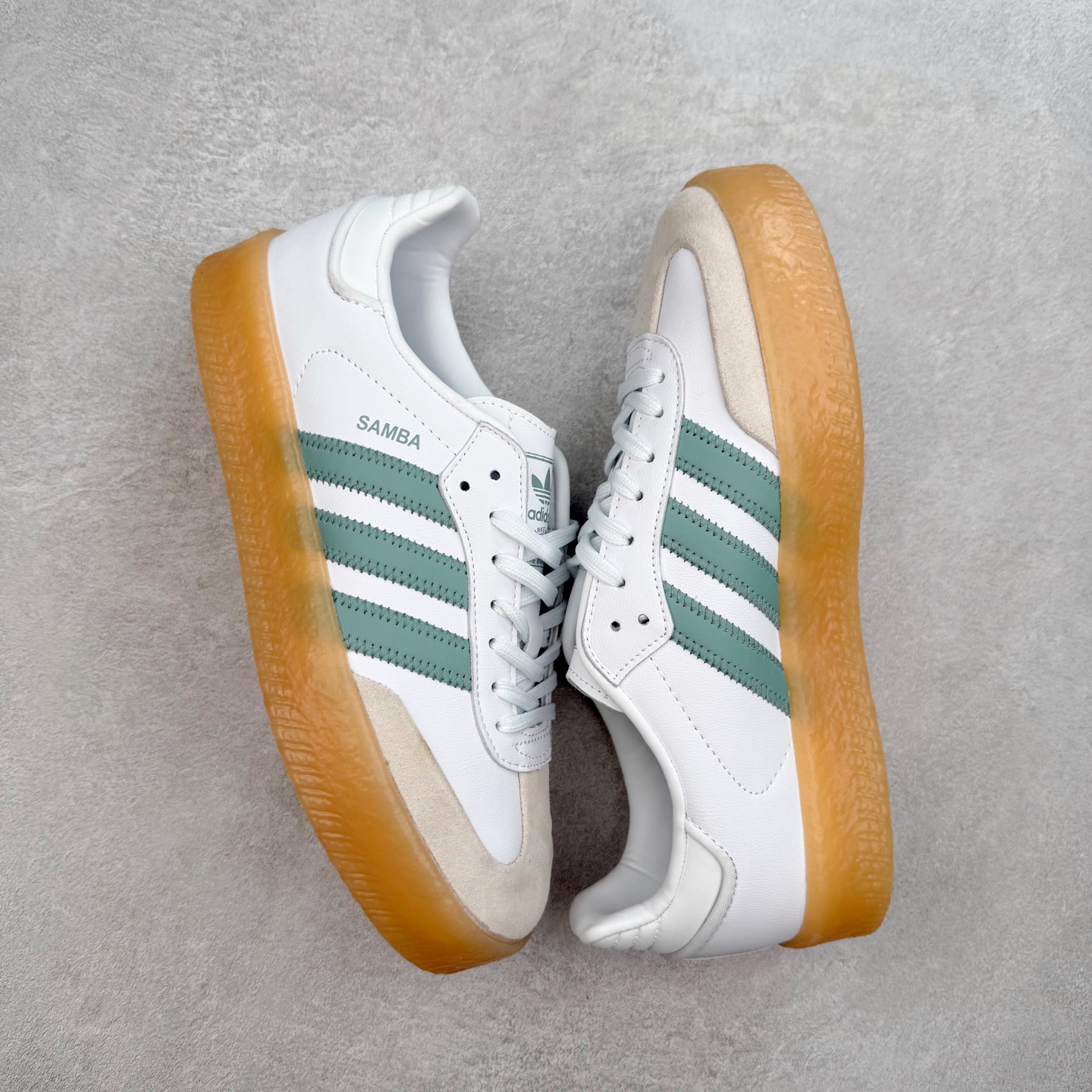 图片[3]-AD Samba XLG 桑巴舞加大厚底版系列德训风百搭松糕休闲运动板鞋生胶底 JP5609 自Originals Samba成功借势Blokecore风潮一跃成为街头巷尾的焦点鞋款后,不论是围绕Samba本身打造的各式「变种版本」,还是以Samba为蓝本打造联名鞋款,都成为了时尚潮流人士日常穿搭首选。Samba XLG是adidas Originals不断扩展XLG系列的一部分,旨在与年轻文化相契合,迎合那些希望通过个性时尚表达自我而不愿牺牲舒适度的年轻群体。街头时尚领域的Gen Z特别偏爱宽松的穿着风格。Samba XLG针对这一点做了创新。它在延续Samba OG经典设计的基础上,迎合年轻群体的穿着习惯,重塑为宽大的鞋身比例轮廓以及加厚中底,让消费者轻松展示自己独特的风格。全新的Samba XLG系列不仅迎合了当下年轻群体的穿搭习惯,加宽了鞋身比例以及将中底进一步增厚,在视觉比例上更加饱满,同时还保留了经典Samba的细节,这样一来,鞋迷朋友在穿搭上不仅能更加个性化,而且还能延续一定的复古感受。尺码：36 36⅔ 37⅓ 38 38⅔ 39⅓ 40 40⅔ 41⅓ 42 42⅔ 43⅓ 44 45-选品中心