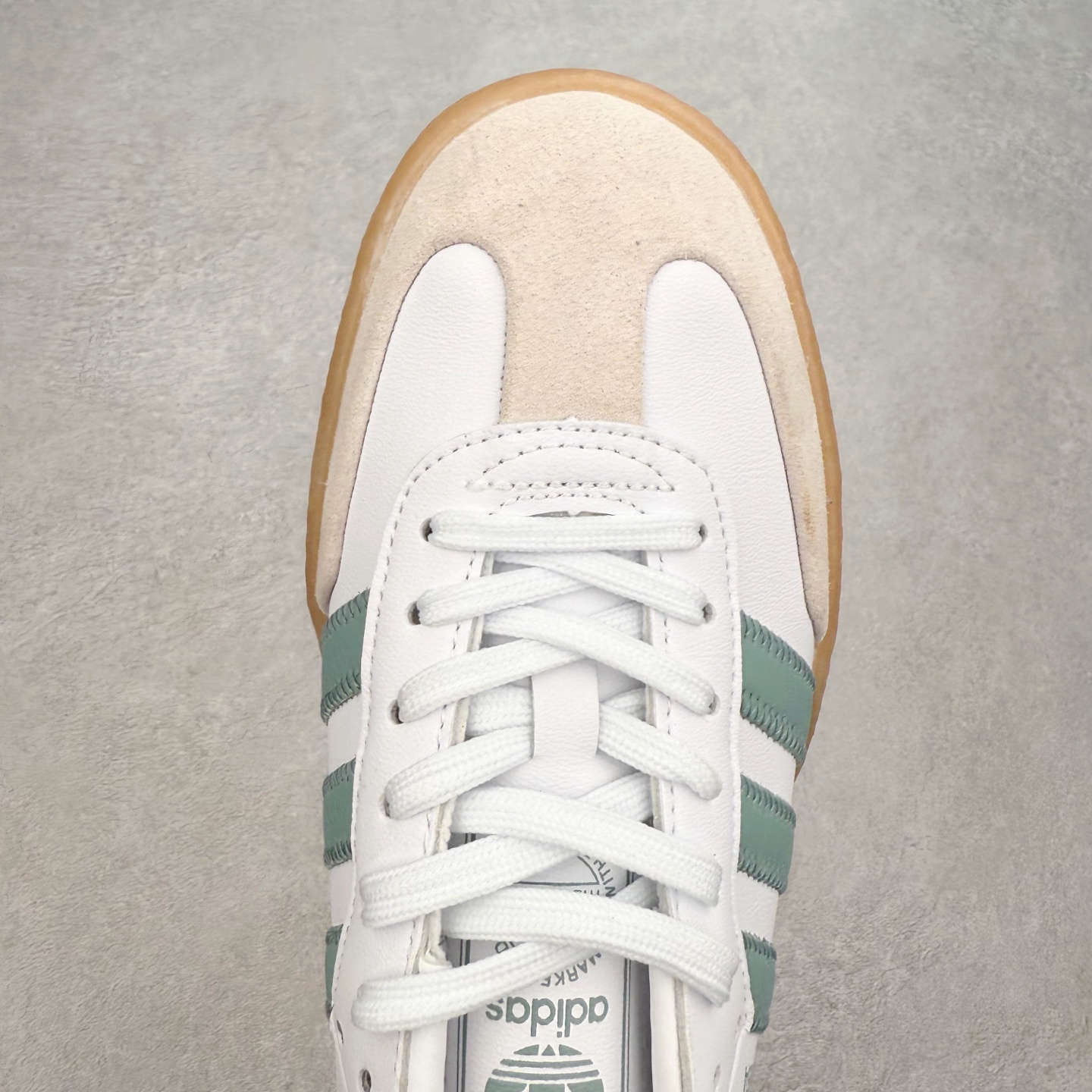 图片[4]-AD Samba XLG 桑巴舞加大厚底版系列德训风百搭松糕休闲运动板鞋生胶底 JP5609 自Originals Samba成功借势Blokecore风潮一跃成为街头巷尾的焦点鞋款后,不论是围绕Samba本身打造的各式「变种版本」,还是以Samba为蓝本打造联名鞋款,都成为了时尚潮流人士日常穿搭首选。Samba XLG是adidas Originals不断扩展XLG系列的一部分,旨在与年轻文化相契合,迎合那些希望通过个性时尚表达自我而不愿牺牲舒适度的年轻群体。街头时尚领域的Gen Z特别偏爱宽松的穿着风格。Samba XLG针对这一点做了创新。它在延续Samba OG经典设计的基础上,迎合年轻群体的穿着习惯,重塑为宽大的鞋身比例轮廓以及加厚中底,让消费者轻松展示自己独特的风格。全新的Samba XLG系列不仅迎合了当下年轻群体的穿搭习惯,加宽了鞋身比例以及将中底进一步增厚,在视觉比例上更加饱满,同时还保留了经典Samba的细节,这样一来,鞋迷朋友在穿搭上不仅能更加个性化,而且还能延续一定的复古感受。尺码：36 36⅔ 37⅓ 38 38⅔ 39⅓ 40 40⅔ 41⅓ 42 42⅔ 43⅓ 44 45-选品中心