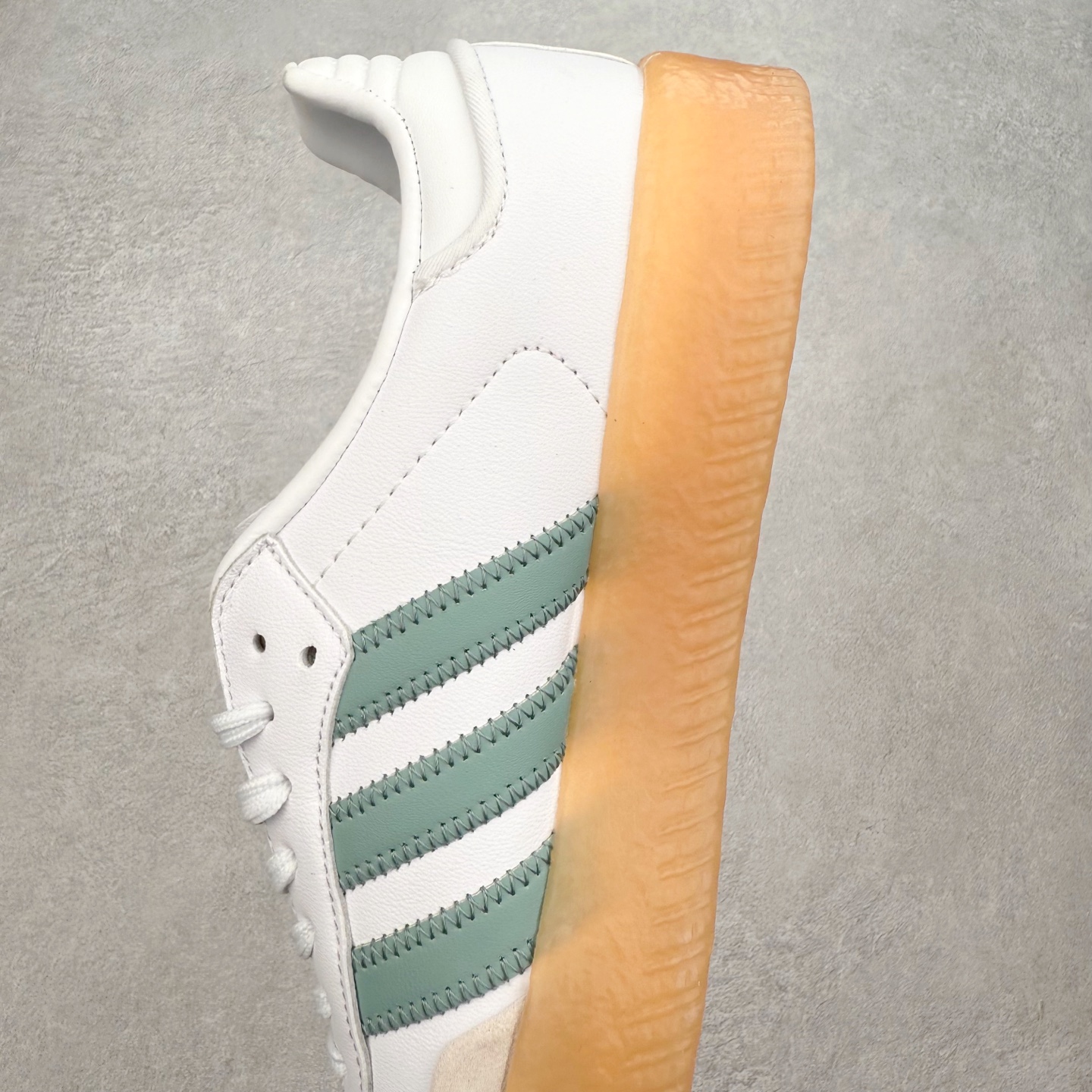 图片[7]-AD Samba XLG 桑巴舞加大厚底版系列德训风百搭松糕休闲运动板鞋生胶底 JP5609 自Originals Samba成功借势Blokecore风潮一跃成为街头巷尾的焦点鞋款后,不论是围绕Samba本身打造的各式「变种版本」,还是以Samba为蓝本打造联名鞋款,都成为了时尚潮流人士日常穿搭首选。Samba XLG是adidas Originals不断扩展XLG系列的一部分,旨在与年轻文化相契合,迎合那些希望通过个性时尚表达自我而不愿牺牲舒适度的年轻群体。街头时尚领域的Gen Z特别偏爱宽松的穿着风格。Samba XLG针对这一点做了创新。它在延续Samba OG经典设计的基础上,迎合年轻群体的穿着习惯,重塑为宽大的鞋身比例轮廓以及加厚中底,让消费者轻松展示自己独特的风格。全新的Samba XLG系列不仅迎合了当下年轻群体的穿搭习惯,加宽了鞋身比例以及将中底进一步增厚,在视觉比例上更加饱满,同时还保留了经典Samba的细节,这样一来,鞋迷朋友在穿搭上不仅能更加个性化,而且还能延续一定的复古感受。尺码：36 36⅔ 37⅓ 38 38⅔ 39⅓ 40 40⅔ 41⅓ 42 42⅔ 43⅓ 44 45-选品中心