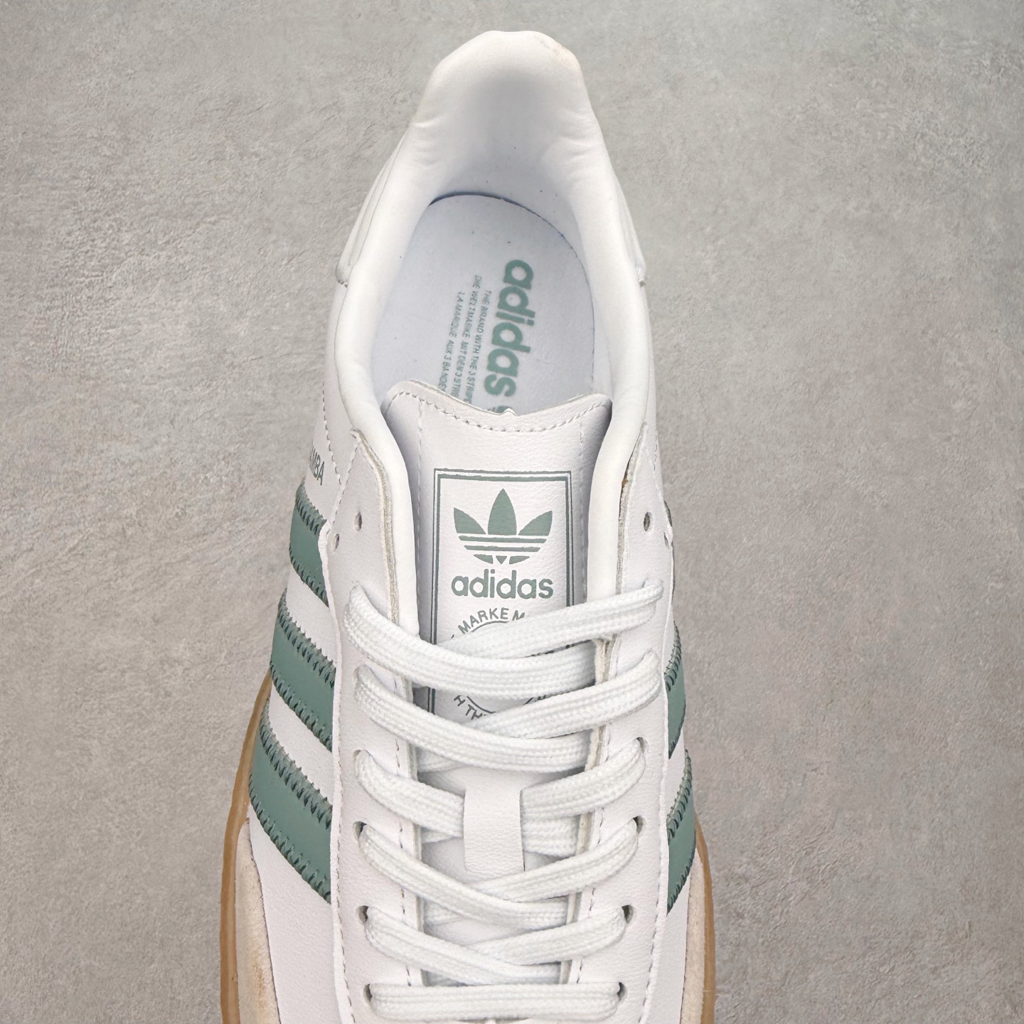 图片[5]-AD Samba XLG 桑巴舞加大厚底版系列德训风百搭松糕休闲运动板鞋生胶底 JP5609 自Originals Samba成功借势Blokecore风潮一跃成为街头巷尾的焦点鞋款后,不论是围绕Samba本身打造的各式「变种版本」,还是以Samba为蓝本打造联名鞋款,都成为了时尚潮流人士日常穿搭首选。Samba XLG是adidas Originals不断扩展XLG系列的一部分,旨在与年轻文化相契合,迎合那些希望通过个性时尚表达自我而不愿牺牲舒适度的年轻群体。街头时尚领域的Gen Z特别偏爱宽松的穿着风格。Samba XLG针对这一点做了创新。它在延续Samba OG经典设计的基础上,迎合年轻群体的穿着习惯,重塑为宽大的鞋身比例轮廓以及加厚中底,让消费者轻松展示自己独特的风格。全新的Samba XLG系列不仅迎合了当下年轻群体的穿搭习惯,加宽了鞋身比例以及将中底进一步增厚,在视觉比例上更加饱满,同时还保留了经典Samba的细节,这样一来,鞋迷朋友在穿搭上不仅能更加个性化,而且还能延续一定的复古感受。尺码：36 36⅔ 37⅓ 38 38⅔ 39⅓ 40 40⅔ 41⅓ 42 42⅔ 43⅓ 44 45-选品中心