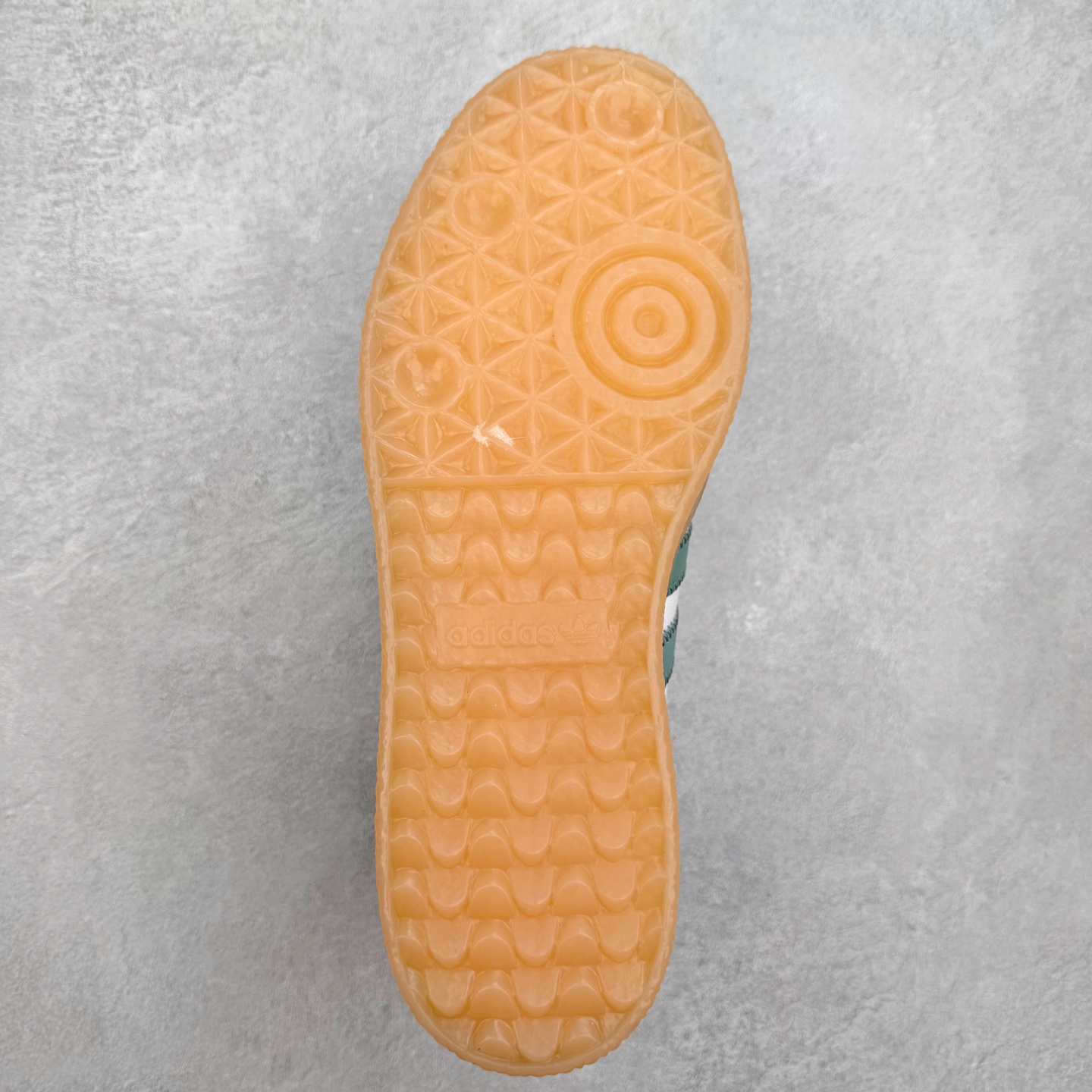 图片[9]-AD Samba XLG 桑巴舞加大厚底版系列德训风百搭松糕休闲运动板鞋生胶底 JP5609 自Originals Samba成功借势Blokecore风潮一跃成为街头巷尾的焦点鞋款后,不论是围绕Samba本身打造的各式「变种版本」,还是以Samba为蓝本打造联名鞋款,都成为了时尚潮流人士日常穿搭首选。Samba XLG是adidas Originals不断扩展XLG系列的一部分,旨在与年轻文化相契合,迎合那些希望通过个性时尚表达自我而不愿牺牲舒适度的年轻群体。街头时尚领域的Gen Z特别偏爱宽松的穿着风格。Samba XLG针对这一点做了创新。它在延续Samba OG经典设计的基础上,迎合年轻群体的穿着习惯,重塑为宽大的鞋身比例轮廓以及加厚中底,让消费者轻松展示自己独特的风格。全新的Samba XLG系列不仅迎合了当下年轻群体的穿搭习惯,加宽了鞋身比例以及将中底进一步增厚,在视觉比例上更加饱满,同时还保留了经典Samba的细节,这样一来,鞋迷朋友在穿搭上不仅能更加个性化,而且还能延续一定的复古感受。尺码：36 36⅔ 37⅓ 38 38⅔ 39⅓ 40 40⅔ 41⅓ 42 42⅔ 43⅓ 44 45-选品中心