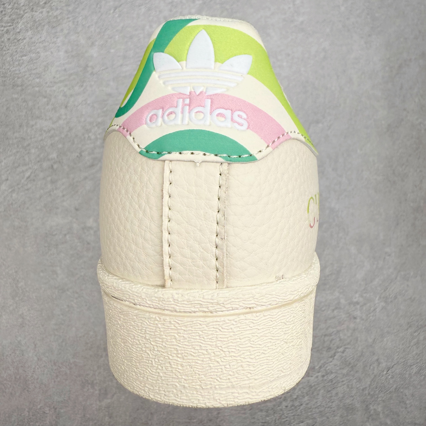 图片[8]-＃C2 AD Originals Superstar 经典复古贝壳头板鞋 DS0024 诞生于1969年 是第一双将全皮面鞋 身与橡胶鞋头结合在一起的低帮篮球鞋 Superstar最开始 是作为高帮篮球鞋Pro Model的低帮版本而出现的 但因为其独特和醒目的橡胶鞋头造型而让大家熟知 被大家形象地称为\\\”shelltoe\\\”贝壳头 在70年代的美国职业篮球场上 接近3/4的NBA球员都将这双Superstar作为场上用鞋 80年代之后 经过不断的改良和发展 Superstar逐渐成为横跨时装、音乐、街头文化、休闲和运动等各大领域的时尚潮鞋 尺码：36 36.5 37 38 38.5 39 40 40.5 41 42 42.5 43 44 44.5 45-选品中心