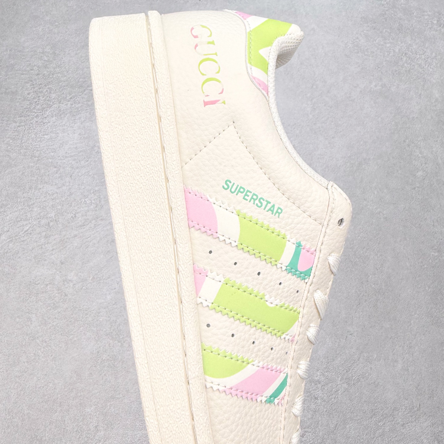 图片[6]-＃C2 AD Originals Superstar 经典复古贝壳头板鞋 DS0024 诞生于1969年 是第一双将全皮面鞋 身与橡胶鞋头结合在一起的低帮篮球鞋 Superstar最开始 是作为高帮篮球鞋Pro Model的低帮版本而出现的 但因为其独特和醒目的橡胶鞋头造型而让大家熟知 被大家形象地称为\\\”shelltoe\\\”贝壳头 在70年代的美国职业篮球场上 接近3/4的NBA球员都将这双Superstar作为场上用鞋 80年代之后 经过不断的改良和发展 Superstar逐渐成为横跨时装、音乐、街头文化、休闲和运动等各大领域的时尚潮鞋 尺码：36 36.5 37 38 38.5 39 40 40.5 41 42 42.5 43 44 44.5 45-选品中心