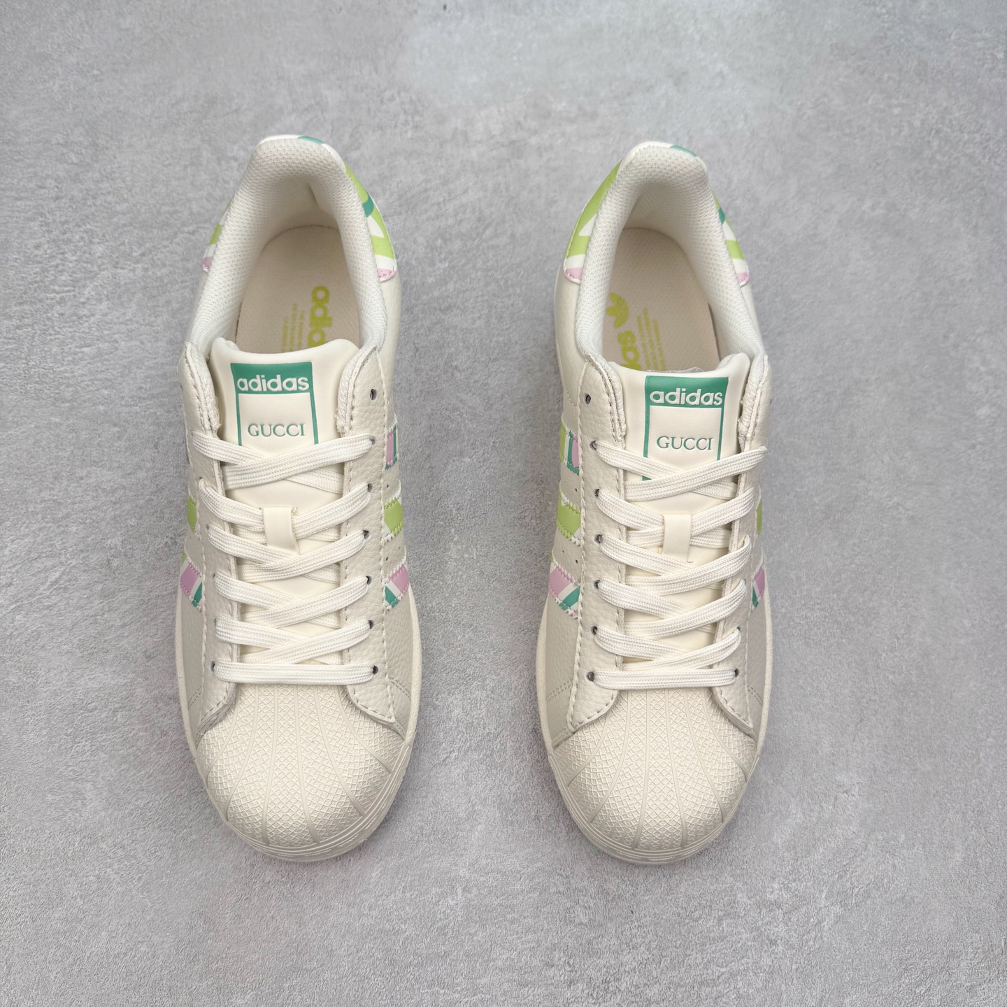 图片[2]-＃C2 AD Originals Superstar 经典复古贝壳头板鞋 DS0024 诞生于1969年 是第一双将全皮面鞋 身与橡胶鞋头结合在一起的低帮篮球鞋 Superstar最开始 是作为高帮篮球鞋Pro Model的低帮版本而出现的 但因为其独特和醒目的橡胶鞋头造型而让大家熟知 被大家形象地称为\\\”shelltoe\\\”贝壳头 在70年代的美国职业篮球场上 接近3/4的NBA球员都将这双Superstar作为场上用鞋 80年代之后 经过不断的改良和发展 Superstar逐渐成为横跨时装、音乐、街头文化、休闲和运动等各大领域的时尚潮鞋 尺码：36 36.5 37 38 38.5 39 40 40.5 41 42 42.5 43 44 44.5 45-选品中心