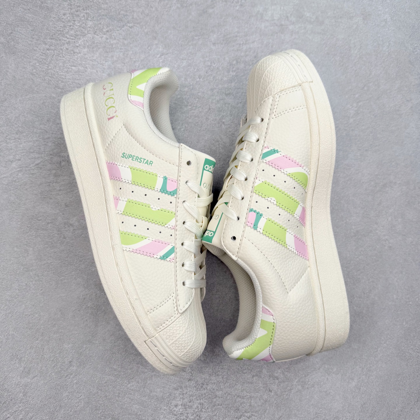 图片[3]-＃C2 AD Originals Superstar 经典复古贝壳头板鞋 DS0024 诞生于1969年 是第一双将全皮面鞋 身与橡胶鞋头结合在一起的低帮篮球鞋 Superstar最开始 是作为高帮篮球鞋Pro Model的低帮版本而出现的 但因为其独特和醒目的橡胶鞋头造型而让大家熟知 被大家形象地称为\\\”shelltoe\\\”贝壳头 在70年代的美国职业篮球场上 接近3/4的NBA球员都将这双Superstar作为场上用鞋 80年代之后 经过不断的改良和发展 Superstar逐渐成为横跨时装、音乐、街头文化、休闲和运动等各大领域的时尚潮鞋 尺码：36 36.5 37 38 38.5 39 40 40.5 41 42 42.5 43 44 44.5 45-选品中心