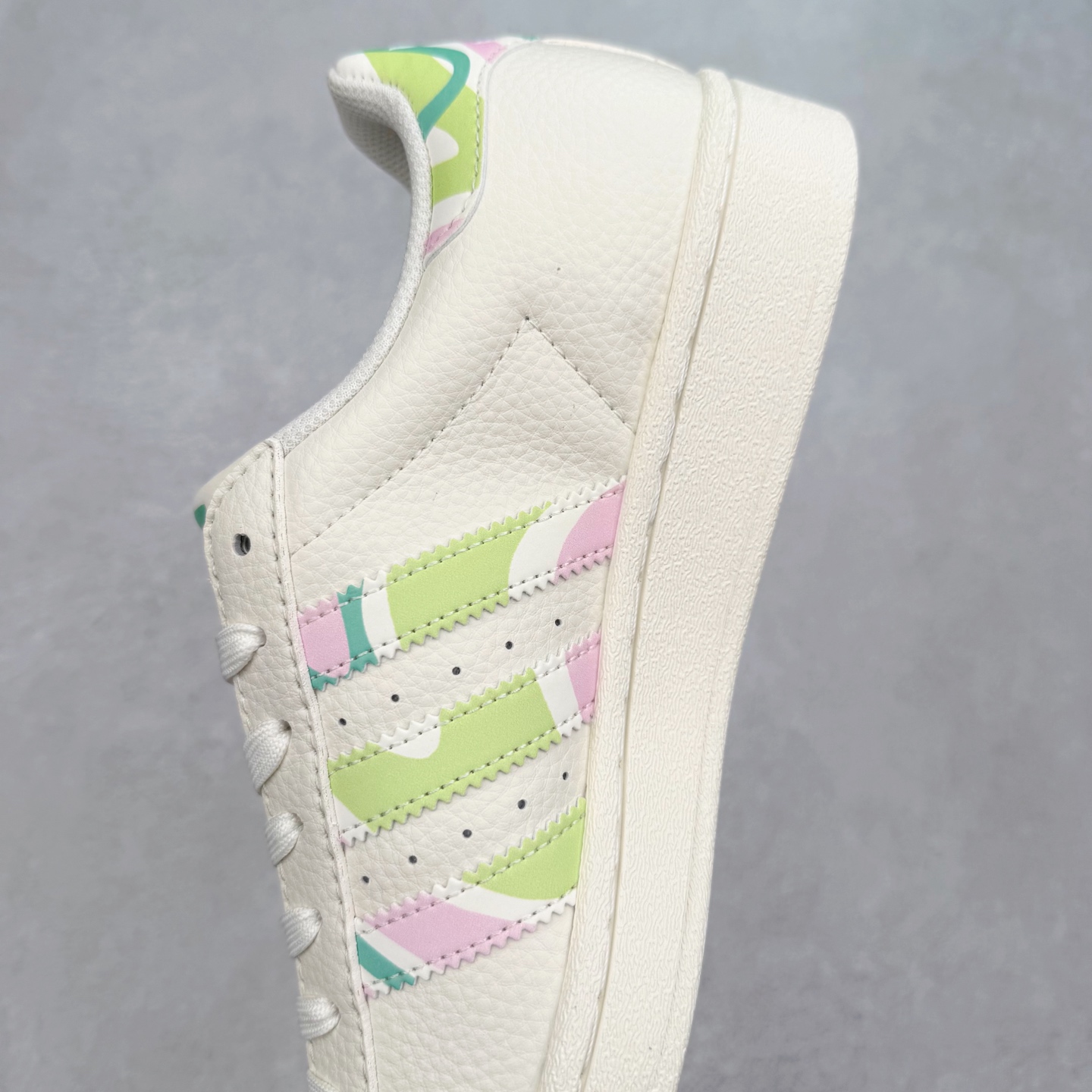 图片[7]-＃C2 AD Originals Superstar 经典复古贝壳头板鞋 DS0024 诞生于1969年 是第一双将全皮面鞋 身与橡胶鞋头结合在一起的低帮篮球鞋 Superstar最开始 是作为高帮篮球鞋Pro Model的低帮版本而出现的 但因为其独特和醒目的橡胶鞋头造型而让大家熟知 被大家形象地称为\\\”shelltoe\\\”贝壳头 在70年代的美国职业篮球场上 接近3/4的NBA球员都将这双Superstar作为场上用鞋 80年代之后 经过不断的改良和发展 Superstar逐渐成为横跨时装、音乐、街头文化、休闲和运动等各大领域的时尚潮鞋 尺码：36 36.5 37 38 38.5 39 40 40.5 41 42 42.5 43 44 44.5 45-选品中心