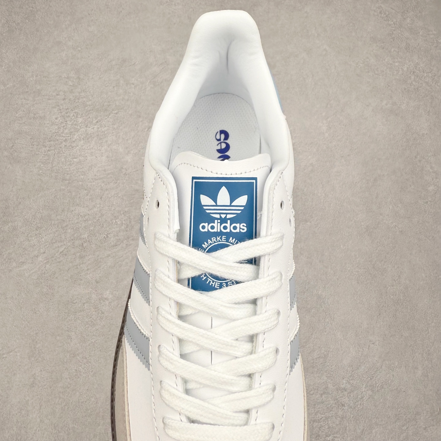 图片[5]-＃福利特价 AD Original Samba OG 复古经典轻便板鞋 口碑大厂出品 品控大底版型不断改良更新 全套原纸板楦头开发 确保原汁原味 完美呈现版型 一比一鞋头弧度高度鞋身弧度 此版本只针对中端市场 皮料材质有所更替 其他数据细节工艺流程均保持一致 绝不口嗨 细节品控鞋型随意对比 正确烫金高频细节 原装纳米超迁皮料 独家私模橡胶大底 原盒原配 这款桑巴鞋展示了高质量的工艺 带有装饰的超锁缝制和无缝的手感 柔软、柔软的皮革造型和标志性的3条纹完成了精致的外观 正规合身鞋带 鞋面上有绒面鞋垫 橡胶鞋底 享受正畸套筒软感 自50年代首次亮相以来就一直在赢得粉丝的青睐 尺码：36 36.5 37.5 38 38.5 39 40 40.5 41 42 42.5 43 44 44.5 45 46-选品中心