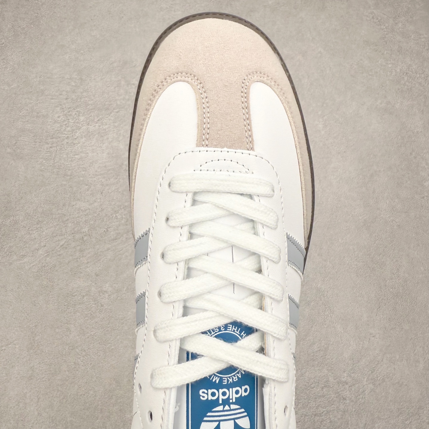 图片[4]-＃福利特价 AD Original Samba OG 复古经典轻便板鞋 口碑大厂出品 品控大底版型不断改良更新 全套原纸板楦头开发 确保原汁原味 完美呈现版型 一比一鞋头弧度高度鞋身弧度 此版本只针对中端市场 皮料材质有所更替 其他数据细节工艺流程均保持一致 绝不口嗨 细节品控鞋型随意对比 正确烫金高频细节 原装纳米超迁皮料 独家私模橡胶大底 原盒原配 这款桑巴鞋展示了高质量的工艺 带有装饰的超锁缝制和无缝的手感 柔软、柔软的皮革造型和标志性的3条纹完成了精致的外观 正规合身鞋带 鞋面上有绒面鞋垫 橡胶鞋底 享受正畸套筒软感 自50年代首次亮相以来就一直在赢得粉丝的青睐 尺码：36 36.5 37.5 38 38.5 39 40 40.5 41 42 42.5 43 44 44.5 45 46-选品中心