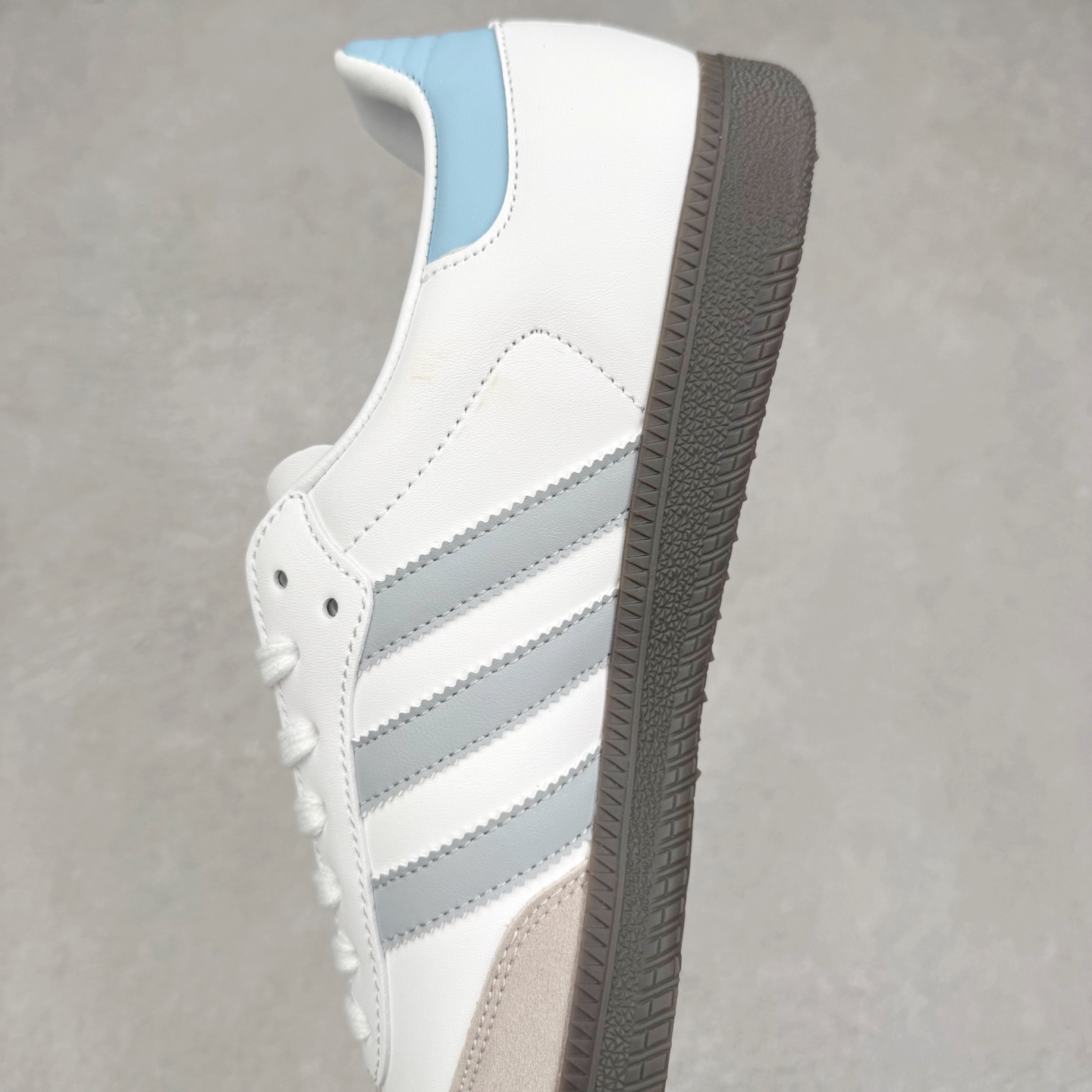 图片[7]-＃福利特价 AD Original Samba OG 复古经典轻便板鞋 口碑大厂出品 品控大底版型不断改良更新 全套原纸板楦头开发 确保原汁原味 完美呈现版型 一比一鞋头弧度高度鞋身弧度 此版本只针对中端市场 皮料材质有所更替 其他数据细节工艺流程均保持一致 绝不口嗨 细节品控鞋型随意对比 正确烫金高频细节 原装纳米超迁皮料 独家私模橡胶大底 原盒原配 这款桑巴鞋展示了高质量的工艺 带有装饰的超锁缝制和无缝的手感 柔软、柔软的皮革造型和标志性的3条纹完成了精致的外观 正规合身鞋带 鞋面上有绒面鞋垫 橡胶鞋底 享受正畸套筒软感 自50年代首次亮相以来就一直在赢得粉丝的青睐 尺码：36 36.5 37.5 38 38.5 39 40 40.5 41 42 42.5 43 44 44.5 45 46-选品中心