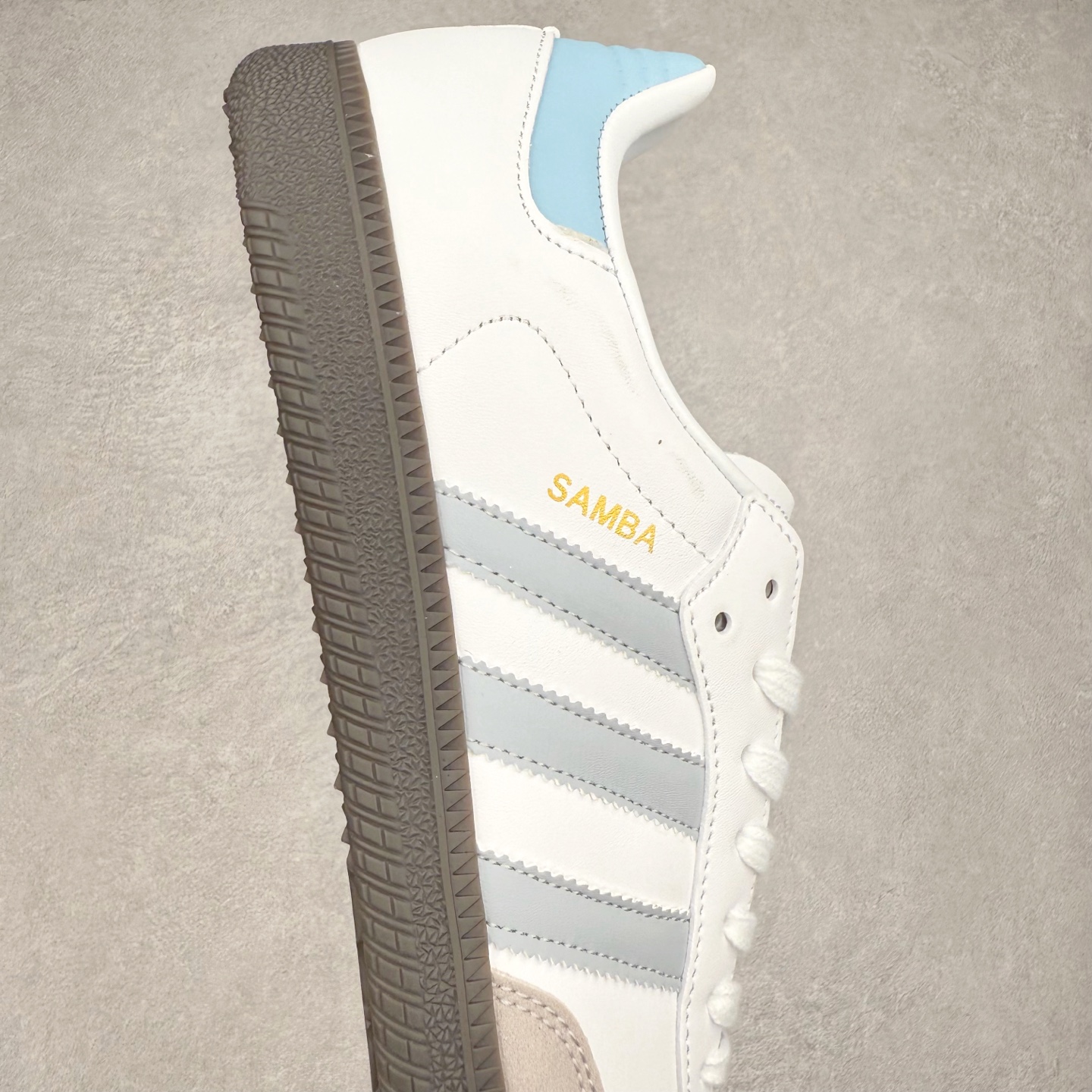 图片[6]-＃福利特价 AD Original Samba OG 复古经典轻便板鞋 口碑大厂出品 品控大底版型不断改良更新 全套原纸板楦头开发 确保原汁原味 完美呈现版型 一比一鞋头弧度高度鞋身弧度 此版本只针对中端市场 皮料材质有所更替 其他数据细节工艺流程均保持一致 绝不口嗨 细节品控鞋型随意对比 正确烫金高频细节 原装纳米超迁皮料 独家私模橡胶大底 原盒原配 这款桑巴鞋展示了高质量的工艺 带有装饰的超锁缝制和无缝的手感 柔软、柔软的皮革造型和标志性的3条纹完成了精致的外观 正规合身鞋带 鞋面上有绒面鞋垫 橡胶鞋底 享受正畸套筒软感 自50年代首次亮相以来就一直在赢得粉丝的青睐 尺码：36 36.5 37.5 38 38.5 39 40 40.5 41 42 42.5 43 44 44.5 45 46-选品中心