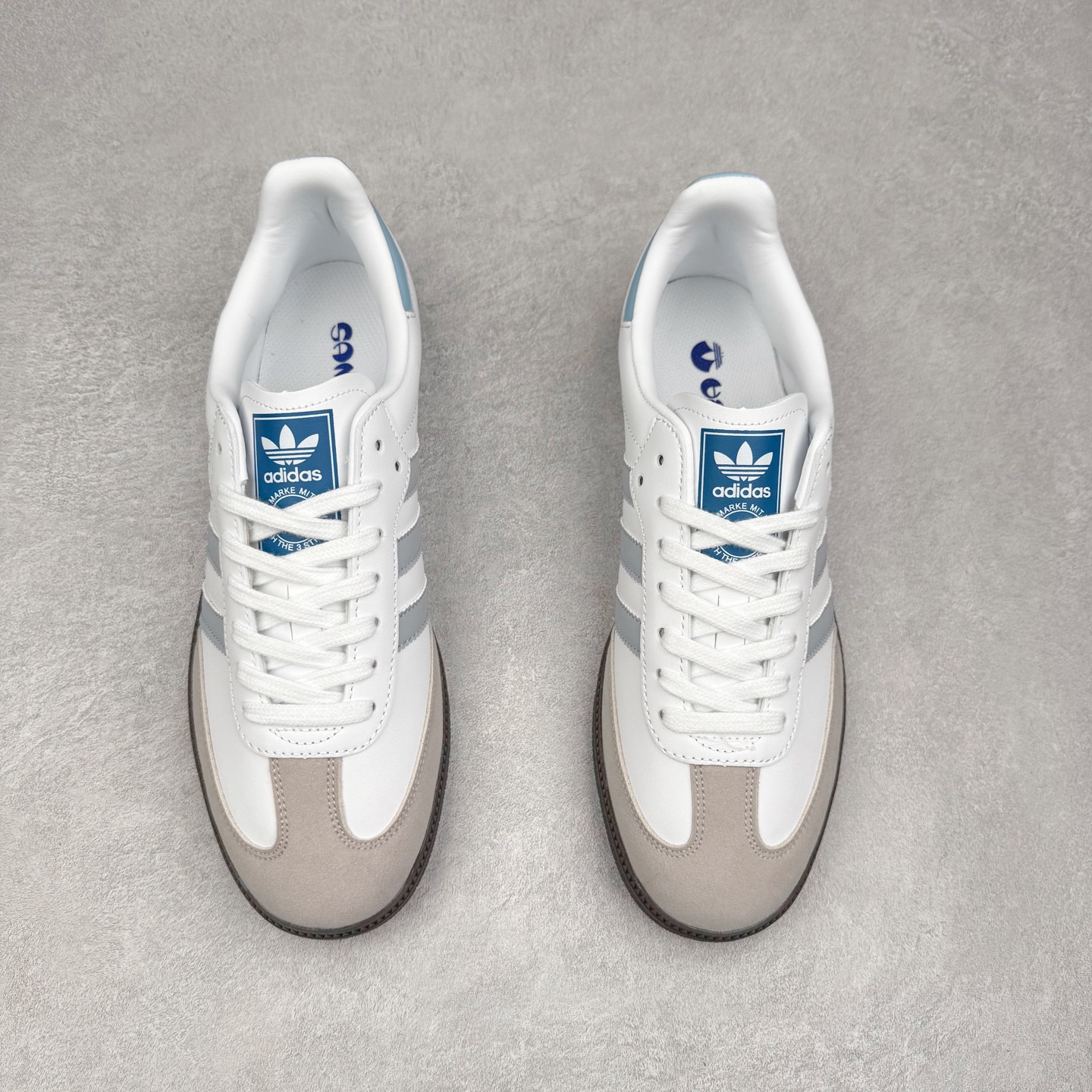 图片[2]-＃福利特价 AD Original Samba OG 复古经典轻便板鞋 口碑大厂出品 品控大底版型不断改良更新 全套原纸板楦头开发 确保原汁原味 完美呈现版型 一比一鞋头弧度高度鞋身弧度 此版本只针对中端市场 皮料材质有所更替 其他数据细节工艺流程均保持一致 绝不口嗨 细节品控鞋型随意对比 正确烫金高频细节 原装纳米超迁皮料 独家私模橡胶大底 原盒原配 这款桑巴鞋展示了高质量的工艺 带有装饰的超锁缝制和无缝的手感 柔软、柔软的皮革造型和标志性的3条纹完成了精致的外观 正规合身鞋带 鞋面上有绒面鞋垫 橡胶鞋底 享受正畸套筒软感 自50年代首次亮相以来就一直在赢得粉丝的青睐 尺码：36 36.5 37.5 38 38.5 39 40 40.5 41 42 42.5 43 44 44.5 45 46-选品中心