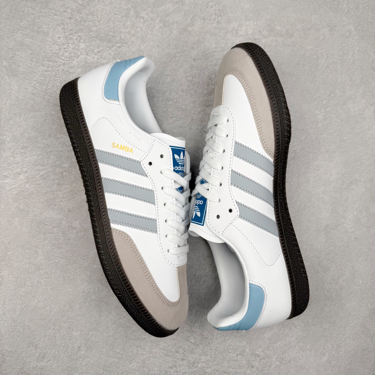 图片[3]-＃福利特价 AD Original Samba OG 复古经典轻便板鞋 口碑大厂出品 品控大底版型不断改良更新 全套原纸板楦头开发 确保原汁原味 完美呈现版型 一比一鞋头弧度高度鞋身弧度 此版本只针对中端市场 皮料材质有所更替 其他数据细节工艺流程均保持一致 绝不口嗨 细节品控鞋型随意对比 正确烫金高频细节 原装纳米超迁皮料 独家私模橡胶大底 原盒原配 这款桑巴鞋展示了高质量的工艺 带有装饰的超锁缝制和无缝的手感 柔软、柔软的皮革造型和标志性的3条纹完成了精致的外观 正规合身鞋带 鞋面上有绒面鞋垫 橡胶鞋底 享受正畸套筒软感 自50年代首次亮相以来就一直在赢得粉丝的青睐 尺码：36 36.5 37.5 38 38.5 39 40 40.5 41 42 42.5 43 44 44.5 45 46-选品中心