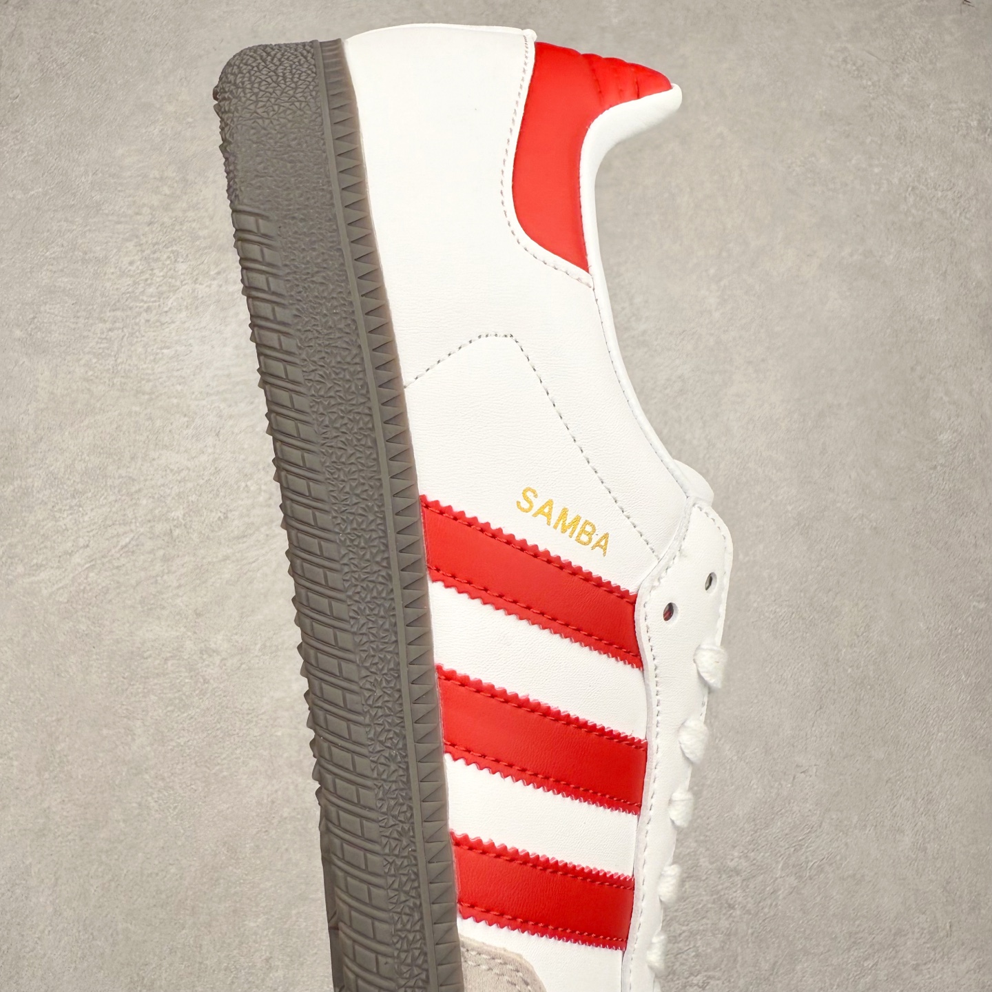 图片[6]-＃福利特价 AD Original Samba OG 复古经典轻便板鞋 口碑大厂出品 品控大底版型不断改良更新 全套原纸板楦头开发 确保原汁原味 完美呈现版型 一比一鞋头弧度高度鞋身弧度 此版本只针对中端市场 皮料材质有所更替 其他数据细节工艺流程均保持一致 绝不口嗨 细节品控鞋型随意对比 正确烫金高频细节 原装纳米超迁皮料 独家私模橡胶大底 原盒原配 这款桑巴鞋展示了高质量的工艺 带有装饰的超锁缝制和无缝的手感 柔软、柔软的皮革造型和标志性的3条纹完成了精致的外观 正规合身鞋带 鞋面上有绒面鞋垫 橡胶鞋底 享受正畸套筒软感 自50年代首次亮相以来就一直在赢得粉丝的青睐 尺码：36 36.5 37.5 38 38.5 39 40 40.5 41 42 42.5 43 44 44.5 45 46-选品中心