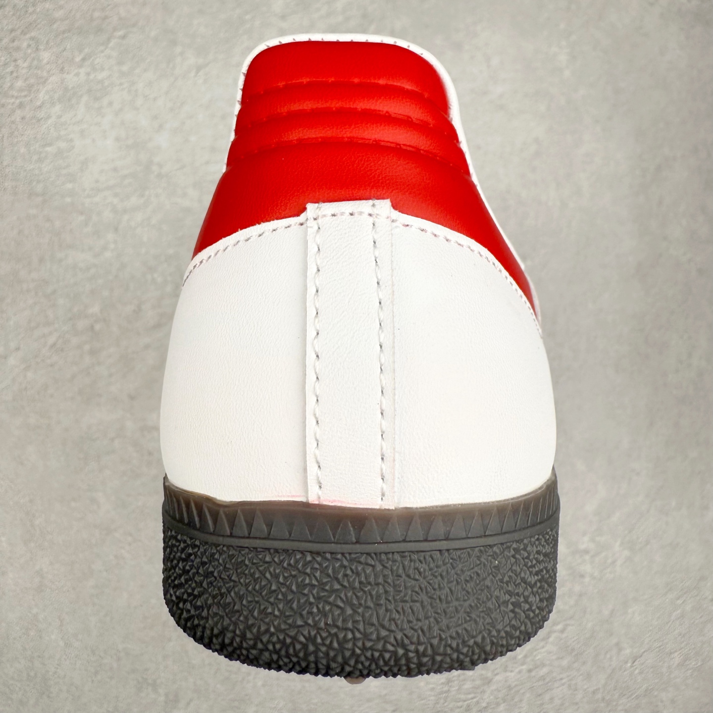 图片[8]-＃福利特价 AD Original Samba OG 复古经典轻便板鞋 口碑大厂出品 品控大底版型不断改良更新 全套原纸板楦头开发 确保原汁原味 完美呈现版型 一比一鞋头弧度高度鞋身弧度 此版本只针对中端市场 皮料材质有所更替 其他数据细节工艺流程均保持一致 绝不口嗨 细节品控鞋型随意对比 正确烫金高频细节 原装纳米超迁皮料 独家私模橡胶大底 原盒原配 这款桑巴鞋展示了高质量的工艺 带有装饰的超锁缝制和无缝的手感 柔软、柔软的皮革造型和标志性的3条纹完成了精致的外观 正规合身鞋带 鞋面上有绒面鞋垫 橡胶鞋底 享受正畸套筒软感 自50年代首次亮相以来就一直在赢得粉丝的青睐 尺码：36 36.5 37.5 38 38.5 39 40 40.5 41 42 42.5 43 44 44.5 45 46-选品中心