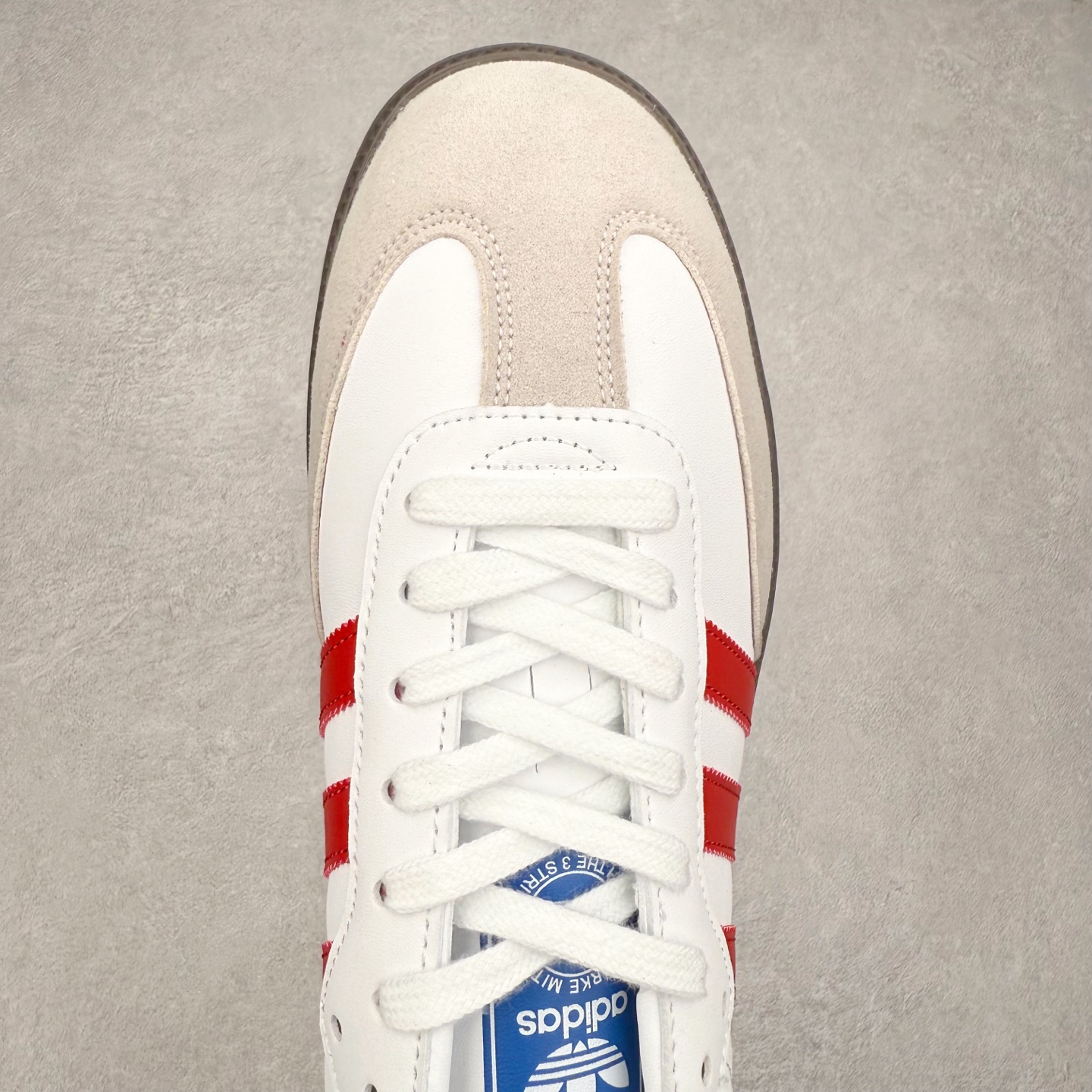 图片[4]-＃福利特价 AD Original Samba OG 复古经典轻便板鞋 口碑大厂出品 品控大底版型不断改良更新 全套原纸板楦头开发 确保原汁原味 完美呈现版型 一比一鞋头弧度高度鞋身弧度 此版本只针对中端市场 皮料材质有所更替 其他数据细节工艺流程均保持一致 绝不口嗨 细节品控鞋型随意对比 正确烫金高频细节 原装纳米超迁皮料 独家私模橡胶大底 原盒原配 这款桑巴鞋展示了高质量的工艺 带有装饰的超锁缝制和无缝的手感 柔软、柔软的皮革造型和标志性的3条纹完成了精致的外观 正规合身鞋带 鞋面上有绒面鞋垫 橡胶鞋底 享受正畸套筒软感 自50年代首次亮相以来就一直在赢得粉丝的青睐 尺码：36 36.5 37.5 38 38.5 39 40 40.5 41 42 42.5 43 44 44.5 45 46-选品中心