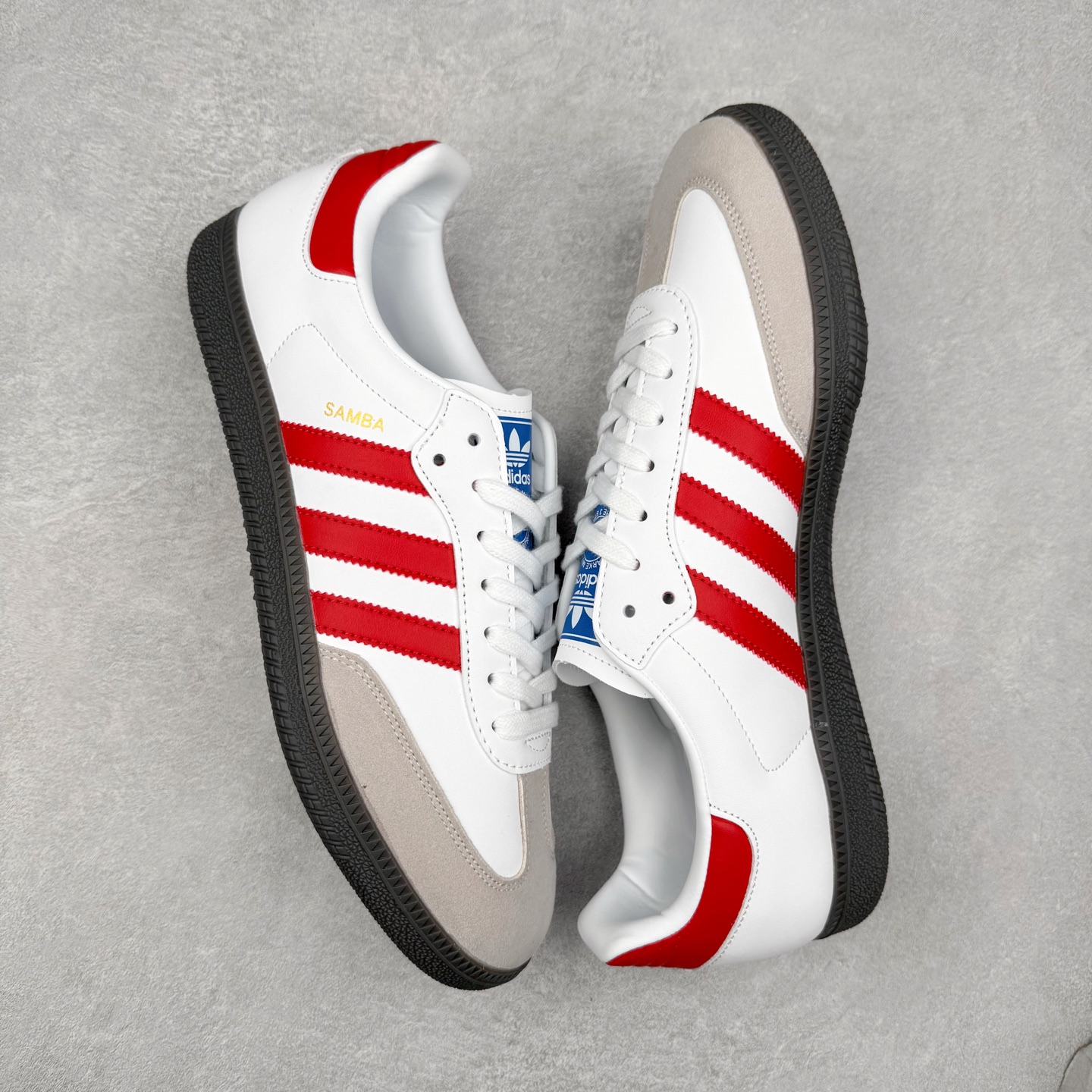 图片[3]-＃福利特价 AD Original Samba OG 复古经典轻便板鞋 口碑大厂出品 品控大底版型不断改良更新 全套原纸板楦头开发 确保原汁原味 完美呈现版型 一比一鞋头弧度高度鞋身弧度 此版本只针对中端市场 皮料材质有所更替 其他数据细节工艺流程均保持一致 绝不口嗨 细节品控鞋型随意对比 正确烫金高频细节 原装纳米超迁皮料 独家私模橡胶大底 原盒原配 这款桑巴鞋展示了高质量的工艺 带有装饰的超锁缝制和无缝的手感 柔软、柔软的皮革造型和标志性的3条纹完成了精致的外观 正规合身鞋带 鞋面上有绒面鞋垫 橡胶鞋底 享受正畸套筒软感 自50年代首次亮相以来就一直在赢得粉丝的青睐 尺码：36 36.5 37.5 38 38.5 39 40 40.5 41 42 42.5 43 44 44.5 45 46-选品中心