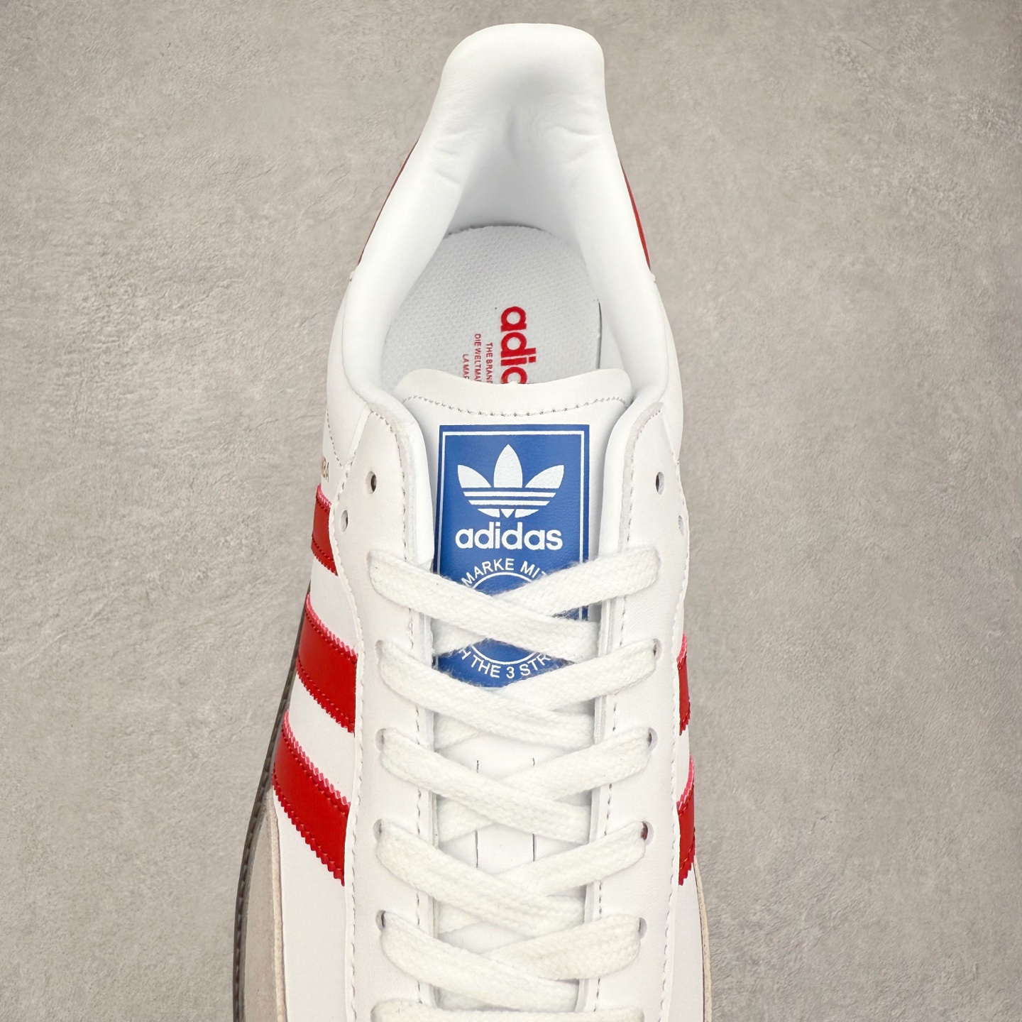 图片[5]-＃福利特价 AD Original Samba OG 复古经典轻便板鞋 口碑大厂出品 品控大底版型不断改良更新 全套原纸板楦头开发 确保原汁原味 完美呈现版型 一比一鞋头弧度高度鞋身弧度 此版本只针对中端市场 皮料材质有所更替 其他数据细节工艺流程均保持一致 绝不口嗨 细节品控鞋型随意对比 正确烫金高频细节 原装纳米超迁皮料 独家私模橡胶大底 原盒原配 这款桑巴鞋展示了高质量的工艺 带有装饰的超锁缝制和无缝的手感 柔软、柔软的皮革造型和标志性的3条纹完成了精致的外观 正规合身鞋带 鞋面上有绒面鞋垫 橡胶鞋底 享受正畸套筒软感 自50年代首次亮相以来就一直在赢得粉丝的青睐 尺码：36 36.5 37.5 38 38.5 39 40 40.5 41 42 42.5 43 44 44.5 45 46-选品中心