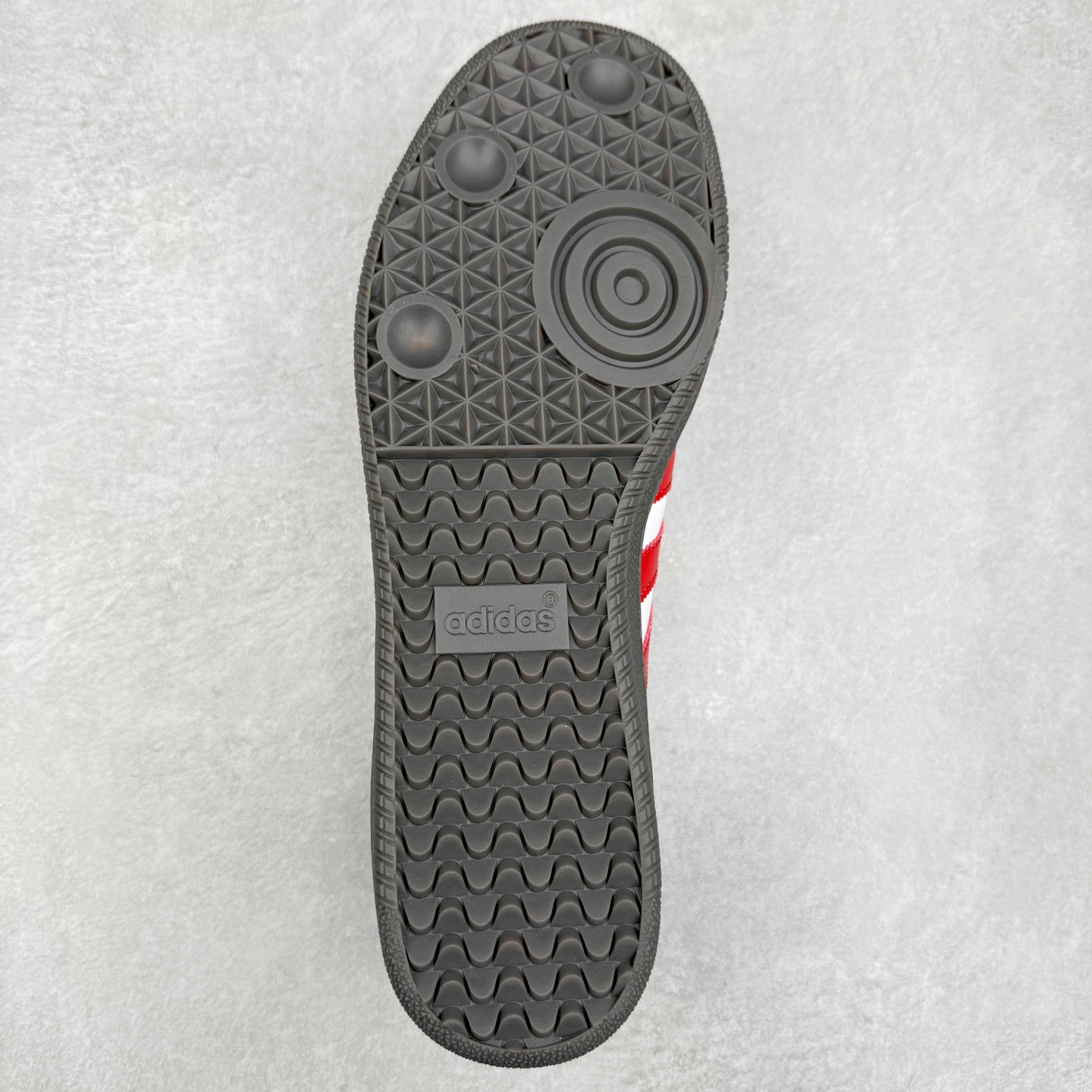 图片[9]-＃福利特价 AD Original Samba OG 复古经典轻便板鞋 口碑大厂出品 品控大底版型不断改良更新 全套原纸板楦头开发 确保原汁原味 完美呈现版型 一比一鞋头弧度高度鞋身弧度 此版本只针对中端市场 皮料材质有所更替 其他数据细节工艺流程均保持一致 绝不口嗨 细节品控鞋型随意对比 正确烫金高频细节 原装纳米超迁皮料 独家私模橡胶大底 原盒原配 这款桑巴鞋展示了高质量的工艺 带有装饰的超锁缝制和无缝的手感 柔软、柔软的皮革造型和标志性的3条纹完成了精致的外观 正规合身鞋带 鞋面上有绒面鞋垫 橡胶鞋底 享受正畸套筒软感 自50年代首次亮相以来就一直在赢得粉丝的青睐 尺码：36 36.5 37.5 38 38.5 39 40 40.5 41 42 42.5 43 44 44.5 45 46-选品中心