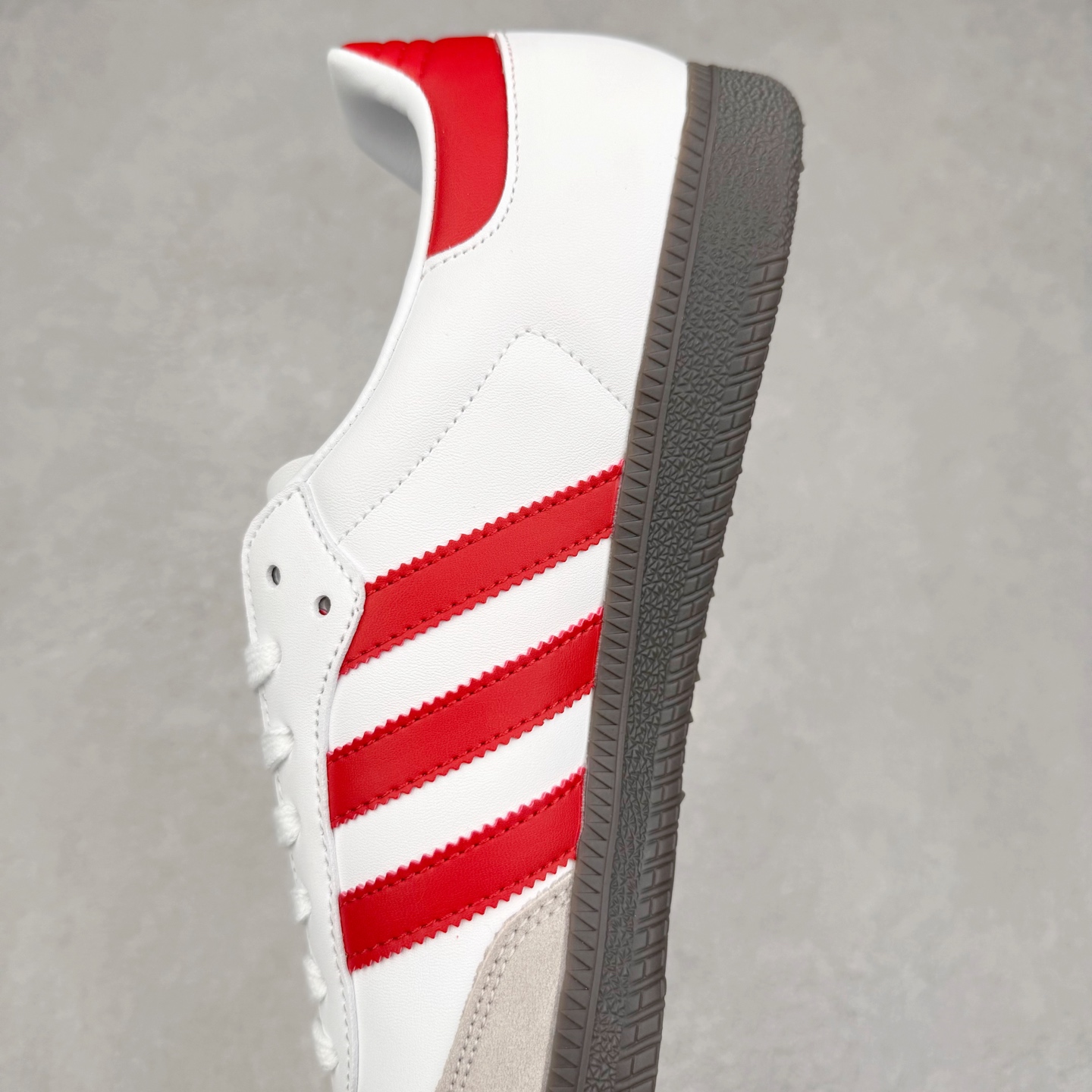 图片[7]-＃福利特价 AD Original Samba OG 复古经典轻便板鞋 口碑大厂出品 品控大底版型不断改良更新 全套原纸板楦头开发 确保原汁原味 完美呈现版型 一比一鞋头弧度高度鞋身弧度 此版本只针对中端市场 皮料材质有所更替 其他数据细节工艺流程均保持一致 绝不口嗨 细节品控鞋型随意对比 正确烫金高频细节 原装纳米超迁皮料 独家私模橡胶大底 原盒原配 这款桑巴鞋展示了高质量的工艺 带有装饰的超锁缝制和无缝的手感 柔软、柔软的皮革造型和标志性的3条纹完成了精致的外观 正规合身鞋带 鞋面上有绒面鞋垫 橡胶鞋底 享受正畸套筒软感 自50年代首次亮相以来就一直在赢得粉丝的青睐 尺码：36 36.5 37.5 38 38.5 39 40 40.5 41 42 42.5 43 44 44.5 45 46-选品中心