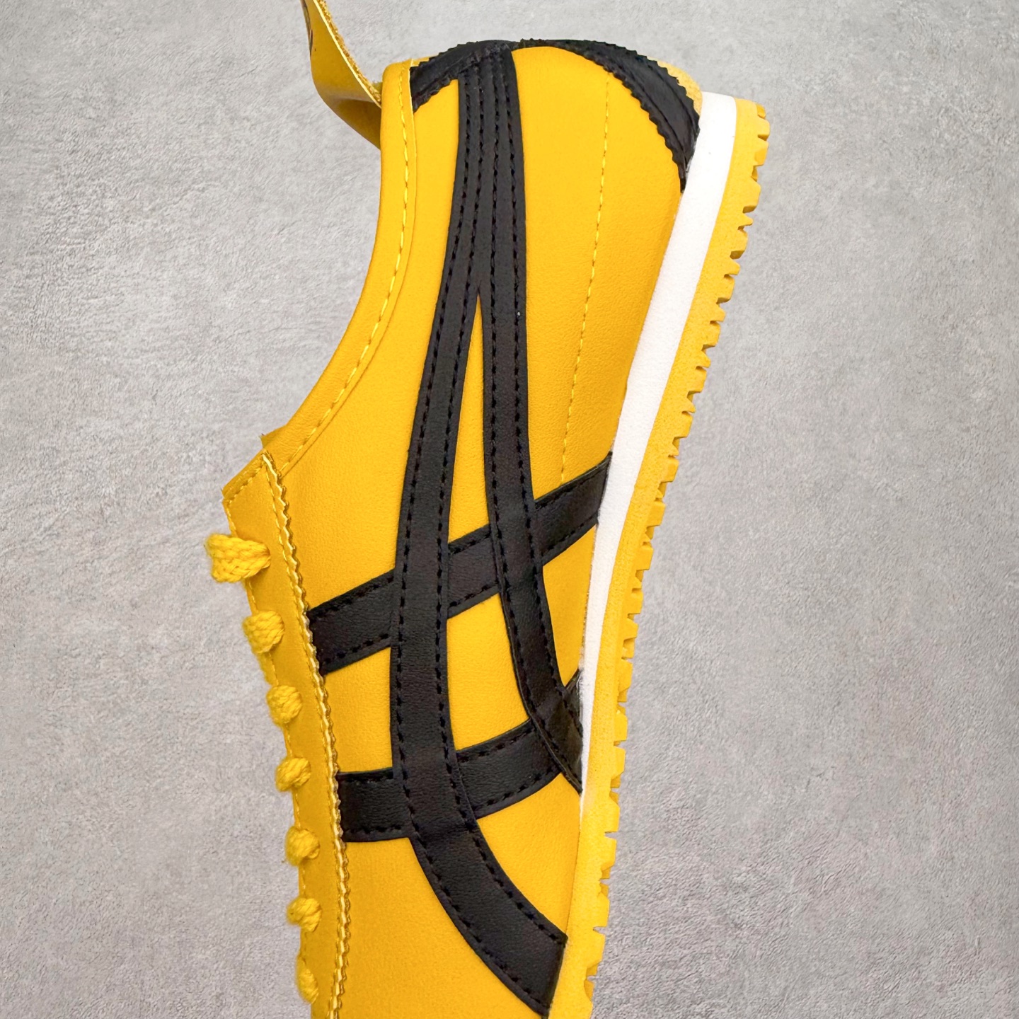 图片[7]-＃纯原福利 Asics Onitsuka Tiger MEXICO 66 亚瑟士鬼冢虎复古经典板鞋 市场最强版本 原厂牛津布加持 海外订单工厂出品 超成熟稳定的做工品控 原装全套纸板楦头开发 原汁原味 完美呈现版型 私模正确鞋底咬花纹路 一比一鞋头弧度高度鞋身弧度 绝不口嗨 细节品控鞋型随意秒杀市面 原档咬花纹路私模大底 一个单元有六个三角形 总体形拼接呈现花瓣状 官方四联吊牌 原装Ortholite轻量化鞋垫 原盒原配 质保卡 说明书 钢印防尘纸 纸板中底带钢印 乳胶组合鞋垫 支持全方位的对比专柜 产品从款式颜色造型上体现出追求舒适和细节的完美 鞋类更是推崇手工制作的严谨与完美 融舒适性与可穿性的设计风格 注重细节的完美和别致魅力 既保持稳重 又不失轻松的时尚感 尺码：36 37 37.5 38 39 39.5 40 40.5 41.5 42 42.5 43.5 44 45-选品中心