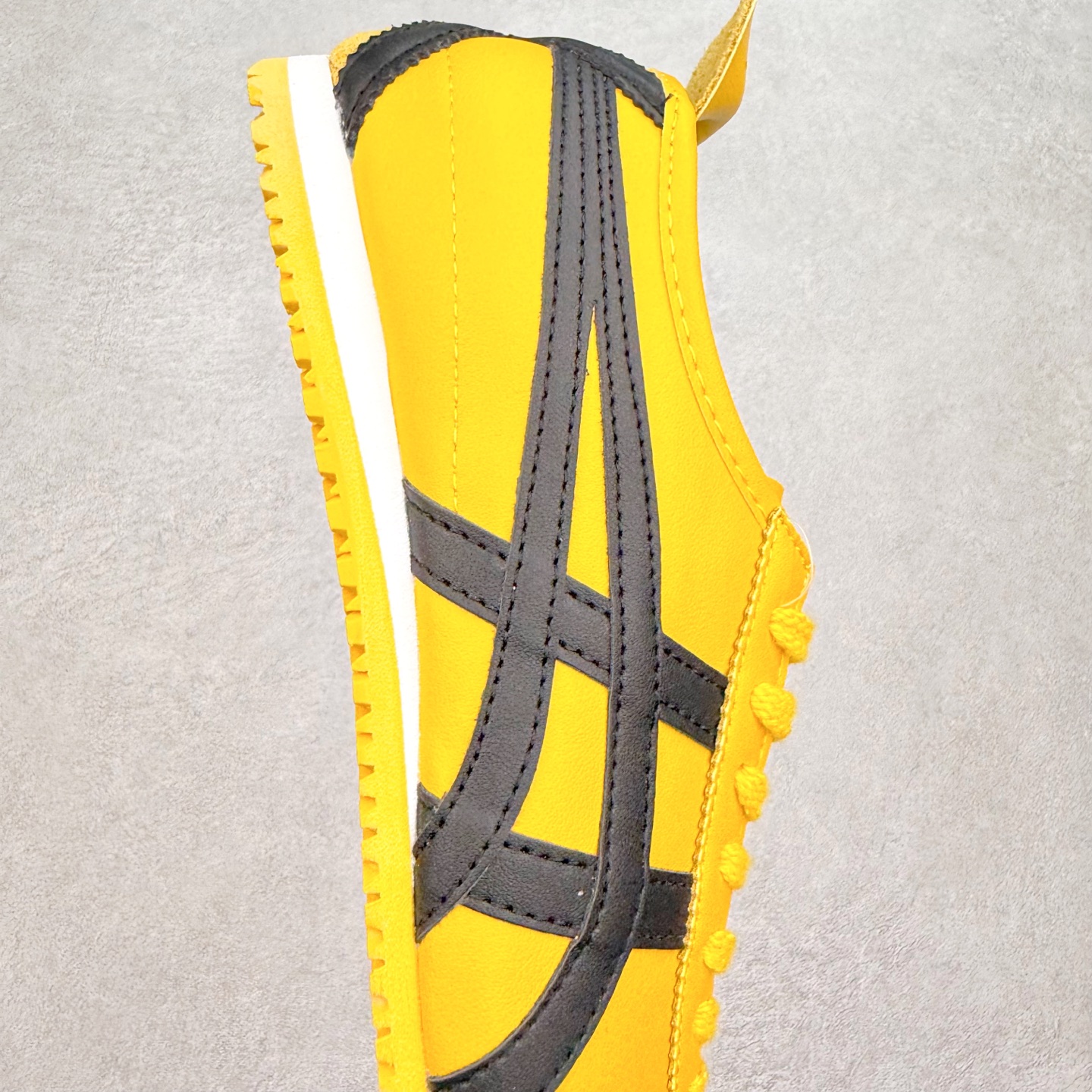 图片[6]-＃纯原福利 Asics Onitsuka Tiger MEXICO 66 亚瑟士鬼冢虎复古经典板鞋 市场最强版本 原厂牛津布加持 海外订单工厂出品 超成熟稳定的做工品控 原装全套纸板楦头开发 原汁原味 完美呈现版型 私模正确鞋底咬花纹路 一比一鞋头弧度高度鞋身弧度 绝不口嗨 细节品控鞋型随意秒杀市面 原档咬花纹路私模大底 一个单元有六个三角形 总体形拼接呈现花瓣状 官方四联吊牌 原装Ortholite轻量化鞋垫 原盒原配 质保卡 说明书 钢印防尘纸 纸板中底带钢印 乳胶组合鞋垫 支持全方位的对比专柜 产品从款式颜色造型上体现出追求舒适和细节的完美 鞋类更是推崇手工制作的严谨与完美 融舒适性与可穿性的设计风格 注重细节的完美和别致魅力 既保持稳重 又不失轻松的时尚感 尺码：36 37 37.5 38 39 39.5 40 40.5 41.5 42 42.5 43.5 44 45-选品中心