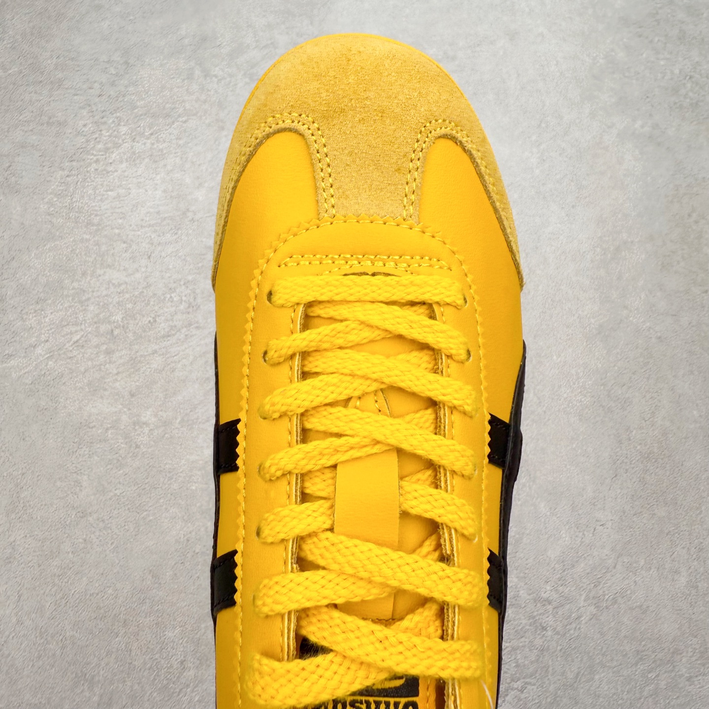 图片[4]-＃纯原福利 Asics Onitsuka Tiger MEXICO 66 亚瑟士鬼冢虎复古经典板鞋 市场最强版本 原厂牛津布加持 海外订单工厂出品 超成熟稳定的做工品控 原装全套纸板楦头开发 原汁原味 完美呈现版型 私模正确鞋底咬花纹路 一比一鞋头弧度高度鞋身弧度 绝不口嗨 细节品控鞋型随意秒杀市面 原档咬花纹路私模大底 一个单元有六个三角形 总体形拼接呈现花瓣状 官方四联吊牌 原装Ortholite轻量化鞋垫 原盒原配 质保卡 说明书 钢印防尘纸 纸板中底带钢印 乳胶组合鞋垫 支持全方位的对比专柜 产品从款式颜色造型上体现出追求舒适和细节的完美 鞋类更是推崇手工制作的严谨与完美 融舒适性与可穿性的设计风格 注重细节的完美和别致魅力 既保持稳重 又不失轻松的时尚感 尺码：36 37 37.5 38 39 39.5 40 40.5 41.5 42 42.5 43.5 44 45-选品中心