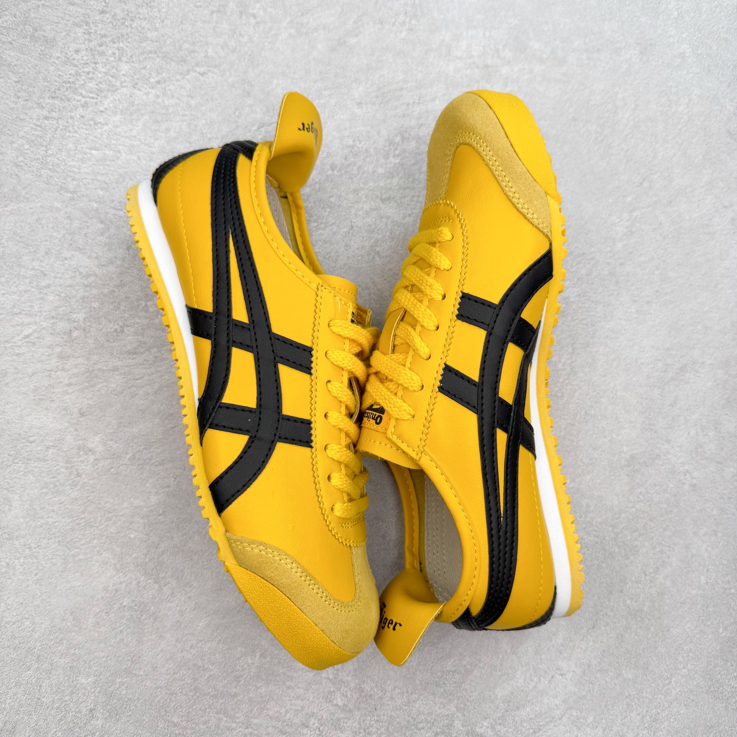 图片[3]-＃纯原福利 Asics Onitsuka Tiger MEXICO 66 亚瑟士鬼冢虎复古经典板鞋 市场最强版本 原厂牛津布加持 海外订单工厂出品 超成熟稳定的做工品控 原装全套纸板楦头开发 原汁原味 完美呈现版型 私模正确鞋底咬花纹路 一比一鞋头弧度高度鞋身弧度 绝不口嗨 细节品控鞋型随意秒杀市面 原档咬花纹路私模大底 一个单元有六个三角形 总体形拼接呈现花瓣状 官方四联吊牌 原装Ortholite轻量化鞋垫 原盒原配 质保卡 说明书 钢印防尘纸 纸板中底带钢印 乳胶组合鞋垫 支持全方位的对比专柜 产品从款式颜色造型上体现出追求舒适和细节的完美 鞋类更是推崇手工制作的严谨与完美 融舒适性与可穿性的设计风格 注重细节的完美和别致魅力 既保持稳重 又不失轻松的时尚感 尺码：36 37 37.5 38 39 39.5 40 40.5 41.5 42 42.5 43.5 44 45-选品中心