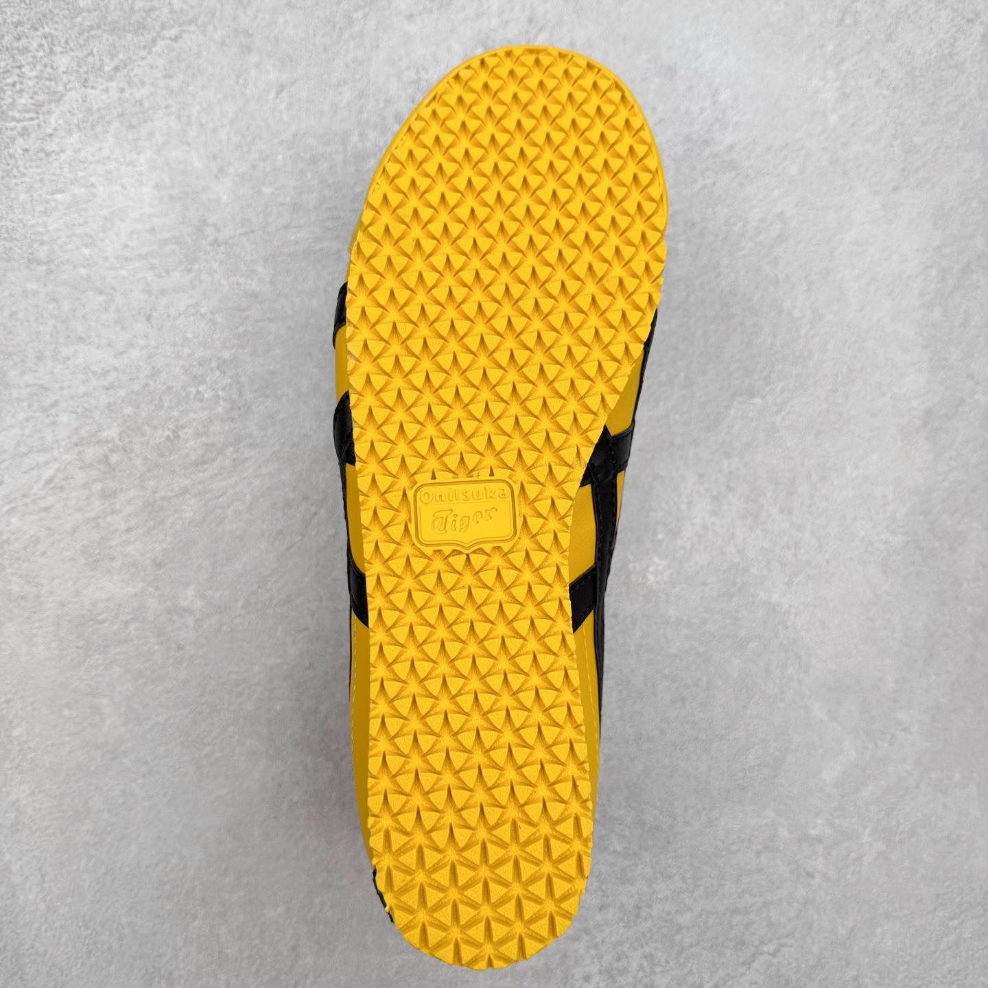 图片[9]-＃纯原福利 Asics Onitsuka Tiger MEXICO 66 亚瑟士鬼冢虎复古经典板鞋 市场最强版本 原厂牛津布加持 海外订单工厂出品 超成熟稳定的做工品控 原装全套纸板楦头开发 原汁原味 完美呈现版型 私模正确鞋底咬花纹路 一比一鞋头弧度高度鞋身弧度 绝不口嗨 细节品控鞋型随意秒杀市面 原档咬花纹路私模大底 一个单元有六个三角形 总体形拼接呈现花瓣状 官方四联吊牌 原装Ortholite轻量化鞋垫 原盒原配 质保卡 说明书 钢印防尘纸 纸板中底带钢印 乳胶组合鞋垫 支持全方位的对比专柜 产品从款式颜色造型上体现出追求舒适和细节的完美 鞋类更是推崇手工制作的严谨与完美 融舒适性与可穿性的设计风格 注重细节的完美和别致魅力 既保持稳重 又不失轻松的时尚感 尺码：36 37 37.5 38 39 39.5 40 40.5 41.5 42 42.5 43.5 44 45-选品中心