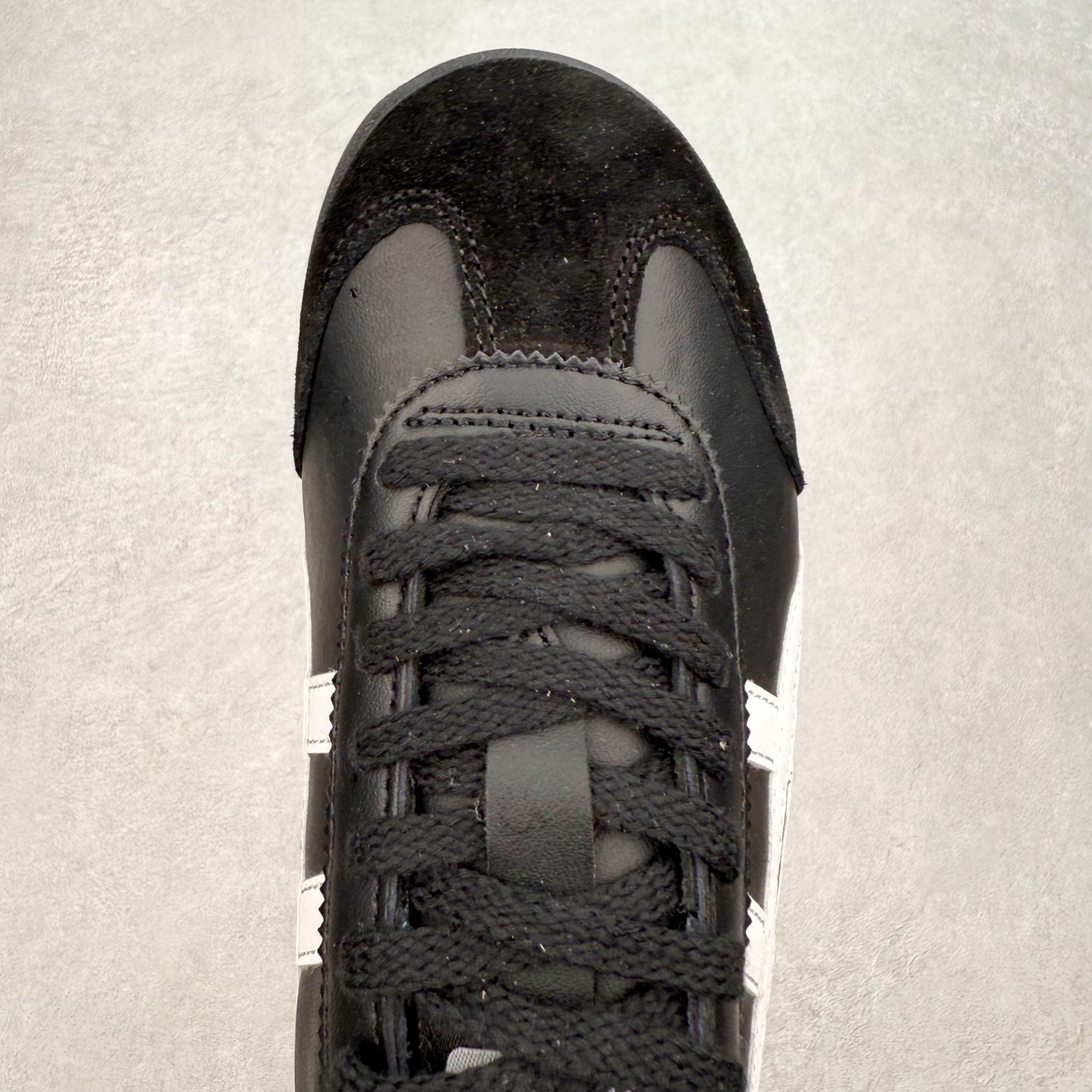 图片[4]-＃纯原福利 Asics Onitsuka Tiger MEXICO 66 亚瑟士鬼冢虎复古经典板鞋 市场最强版本 原厂牛津布加持 海外订单工厂出品 超成熟稳定的做工品控 原装全套纸板楦头开发 原汁原味 完美呈现版型 私模正确鞋底咬花纹路 一比一鞋头弧度高度鞋身弧度 绝不口嗨 细节品控鞋型随意秒杀市面 原档咬花纹路私模大底 一个单元有六个三角形 总体形拼接呈现花瓣状 官方四联吊牌 原装Ortholite轻量化鞋垫 原盒原配 质保卡 说明书 钢印防尘纸 纸板中底带钢印 乳胶组合鞋垫 支持全方位的对比专柜 产品从款式颜色造型上体现出追求舒适和细节的完美 鞋类更是推崇手工制作的严谨与完美 融舒适性与可穿性的设计风格 注重细节的完美和别致魅力 既保持稳重 又不失轻松的时尚感 尺码：36 37 37.5 38 39 39.5 40 40.5 41.5 42 42.5 43.5 44 45-选品中心