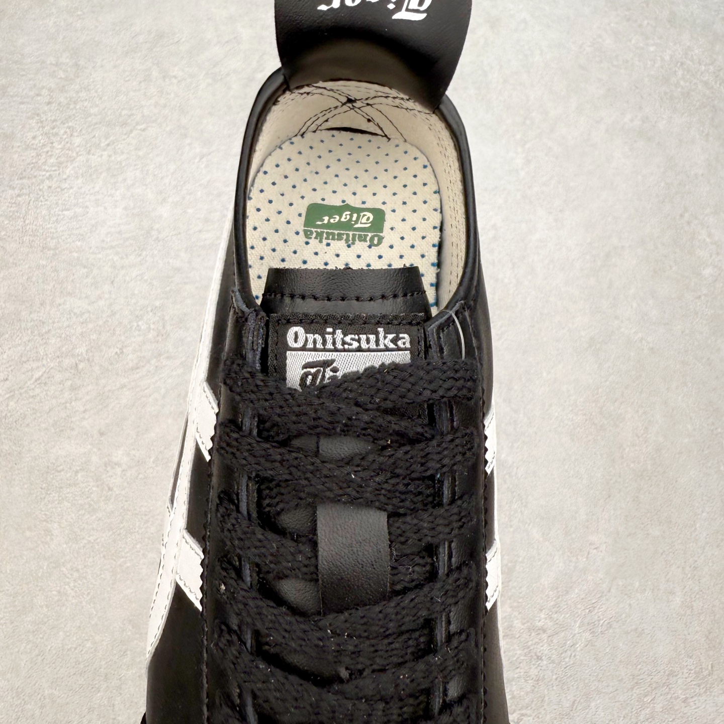 图片[5]-＃纯原福利 Asics Onitsuka Tiger MEXICO 66 亚瑟士鬼冢虎复古经典板鞋 市场最强版本 原厂牛津布加持 海外订单工厂出品 超成熟稳定的做工品控 原装全套纸板楦头开发 原汁原味 完美呈现版型 私模正确鞋底咬花纹路 一比一鞋头弧度高度鞋身弧度 绝不口嗨 细节品控鞋型随意秒杀市面 原档咬花纹路私模大底 一个单元有六个三角形 总体形拼接呈现花瓣状 官方四联吊牌 原装Ortholite轻量化鞋垫 原盒原配 质保卡 说明书 钢印防尘纸 纸板中底带钢印 乳胶组合鞋垫 支持全方位的对比专柜 产品从款式颜色造型上体现出追求舒适和细节的完美 鞋类更是推崇手工制作的严谨与完美 融舒适性与可穿性的设计风格 注重细节的完美和别致魅力 既保持稳重 又不失轻松的时尚感 尺码：36 37 37.5 38 39 39.5 40 40.5 41.5 42 42.5 43.5 44 45-选品中心