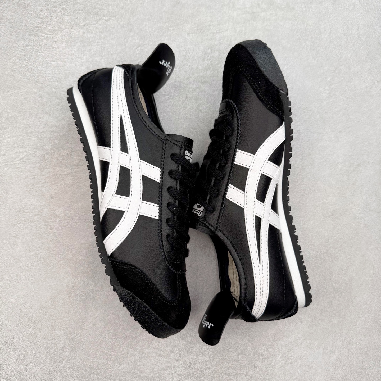 图片[3]-＃纯原福利 Asics Onitsuka Tiger MEXICO 66 亚瑟士鬼冢虎复古经典板鞋 市场最强版本 原厂牛津布加持 海外订单工厂出品 超成熟稳定的做工品控 原装全套纸板楦头开发 原汁原味 完美呈现版型 私模正确鞋底咬花纹路 一比一鞋头弧度高度鞋身弧度 绝不口嗨 细节品控鞋型随意秒杀市面 原档咬花纹路私模大底 一个单元有六个三角形 总体形拼接呈现花瓣状 官方四联吊牌 原装Ortholite轻量化鞋垫 原盒原配 质保卡 说明书 钢印防尘纸 纸板中底带钢印 乳胶组合鞋垫 支持全方位的对比专柜 产品从款式颜色造型上体现出追求舒适和细节的完美 鞋类更是推崇手工制作的严谨与完美 融舒适性与可穿性的设计风格 注重细节的完美和别致魅力 既保持稳重 又不失轻松的时尚感 尺码：36 37 37.5 38 39 39.5 40 40.5 41.5 42 42.5 43.5 44 45-选品中心