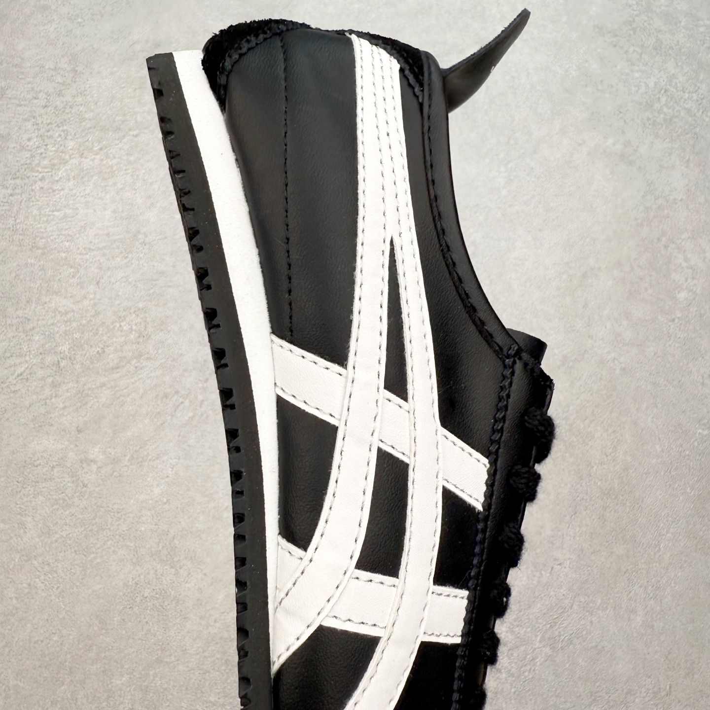 图片[6]-＃纯原福利 Asics Onitsuka Tiger MEXICO 66 亚瑟士鬼冢虎复古经典板鞋 市场最强版本 原厂牛津布加持 海外订单工厂出品 超成熟稳定的做工品控 原装全套纸板楦头开发 原汁原味 完美呈现版型 私模正确鞋底咬花纹路 一比一鞋头弧度高度鞋身弧度 绝不口嗨 细节品控鞋型随意秒杀市面 原档咬花纹路私模大底 一个单元有六个三角形 总体形拼接呈现花瓣状 官方四联吊牌 原装Ortholite轻量化鞋垫 原盒原配 质保卡 说明书 钢印防尘纸 纸板中底带钢印 乳胶组合鞋垫 支持全方位的对比专柜 产品从款式颜色造型上体现出追求舒适和细节的完美 鞋类更是推崇手工制作的严谨与完美 融舒适性与可穿性的设计风格 注重细节的完美和别致魅力 既保持稳重 又不失轻松的时尚感 尺码：36 37 37.5 38 39 39.5 40 40.5 41.5 42 42.5 43.5 44 45-选品中心