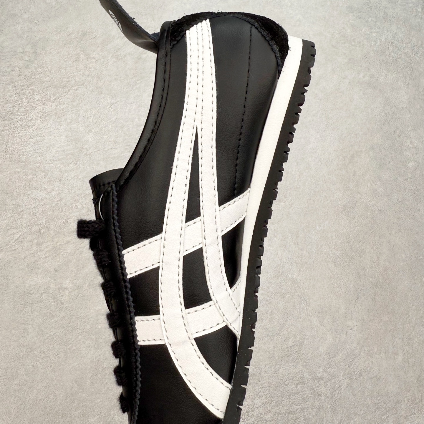 图片[7]-＃纯原福利 Asics Onitsuka Tiger MEXICO 66 亚瑟士鬼冢虎复古经典板鞋 市场最强版本 原厂牛津布加持 海外订单工厂出品 超成熟稳定的做工品控 原装全套纸板楦头开发 原汁原味 完美呈现版型 私模正确鞋底咬花纹路 一比一鞋头弧度高度鞋身弧度 绝不口嗨 细节品控鞋型随意秒杀市面 原档咬花纹路私模大底 一个单元有六个三角形 总体形拼接呈现花瓣状 官方四联吊牌 原装Ortholite轻量化鞋垫 原盒原配 质保卡 说明书 钢印防尘纸 纸板中底带钢印 乳胶组合鞋垫 支持全方位的对比专柜 产品从款式颜色造型上体现出追求舒适和细节的完美 鞋类更是推崇手工制作的严谨与完美 融舒适性与可穿性的设计风格 注重细节的完美和别致魅力 既保持稳重 又不失轻松的时尚感 尺码：36 37 37.5 38 39 39.5 40 40.5 41.5 42 42.5 43.5 44 45-选品中心